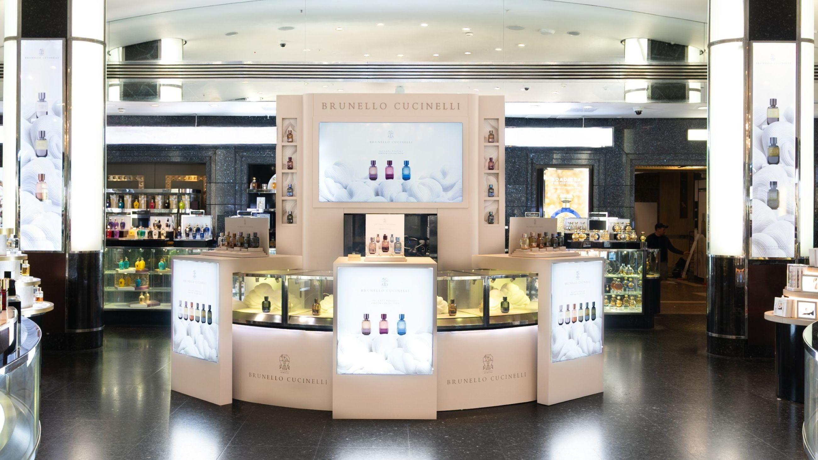 L’esposizione delle fragranze di Brunello Cucinelli nello store di Harrods - Courtesy Press Office 