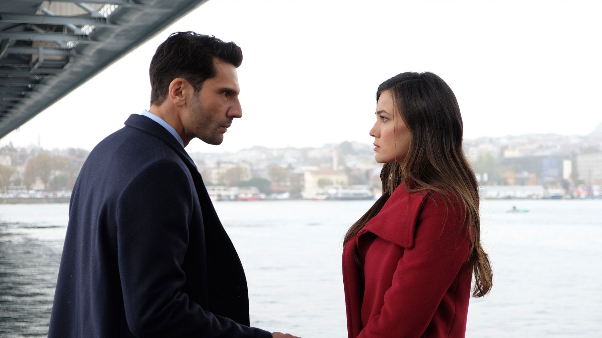 Kaan Urgancıoğlu (Ilgaz Kaya) e Pinar Deniz (Ceylin Erguvan) in una scena di Segreti di Famiglia