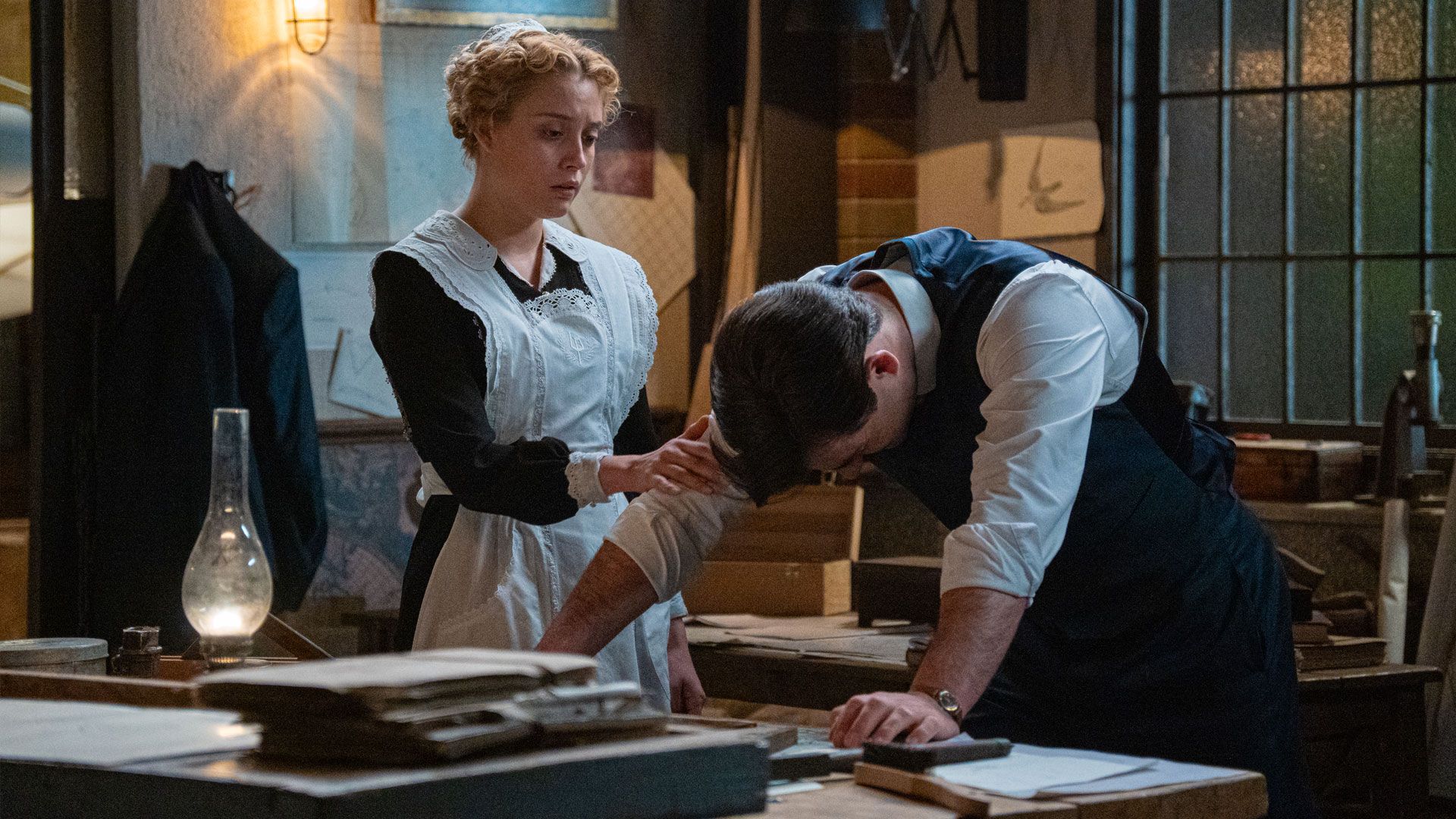 Ana Garces (Jana Exposito) e Arturo Sancho (Manuel Luján) in una scena de La promessa