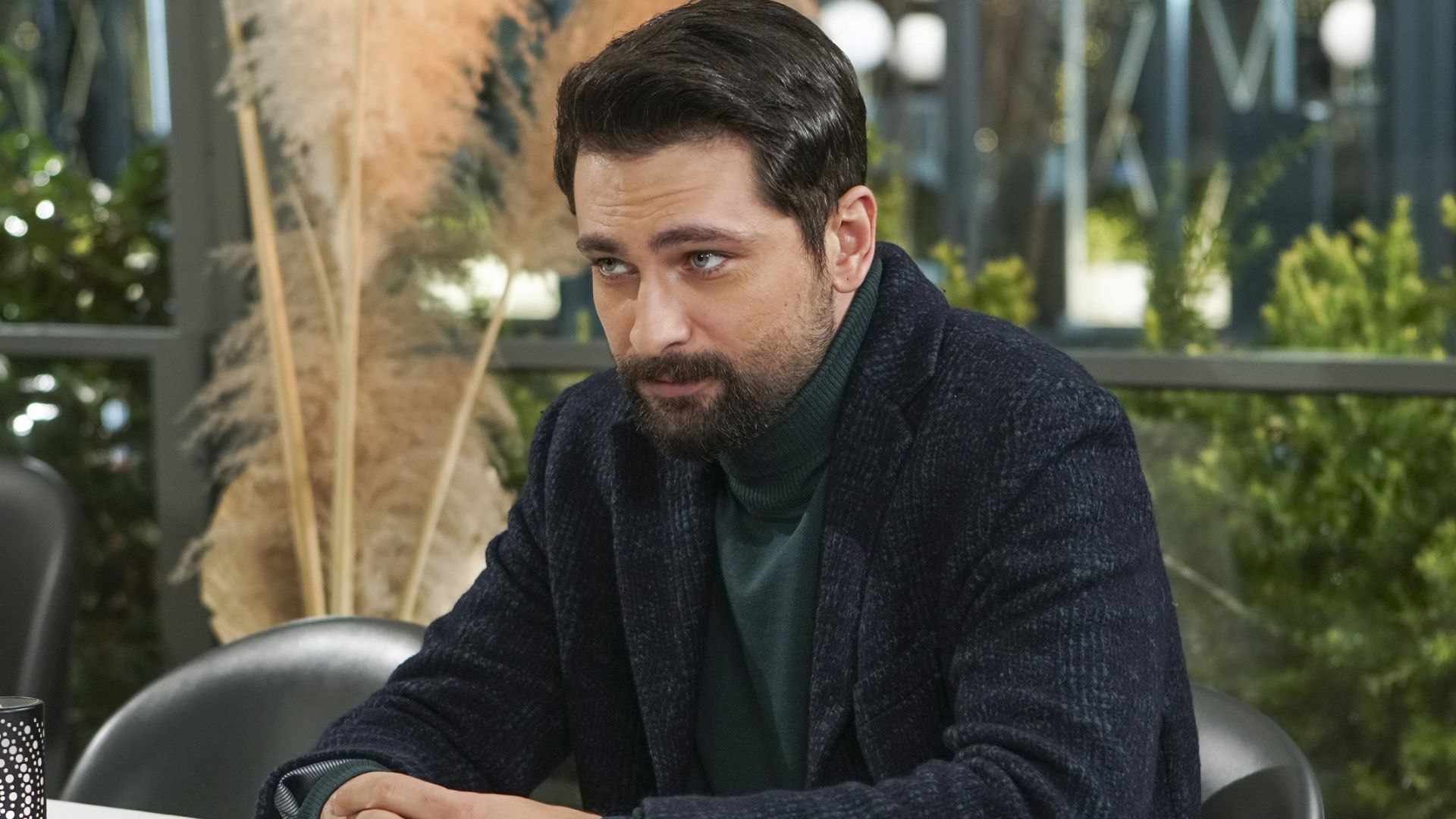 Onur Tuna (Alihan) in una scena di Forbidden Fruit 2