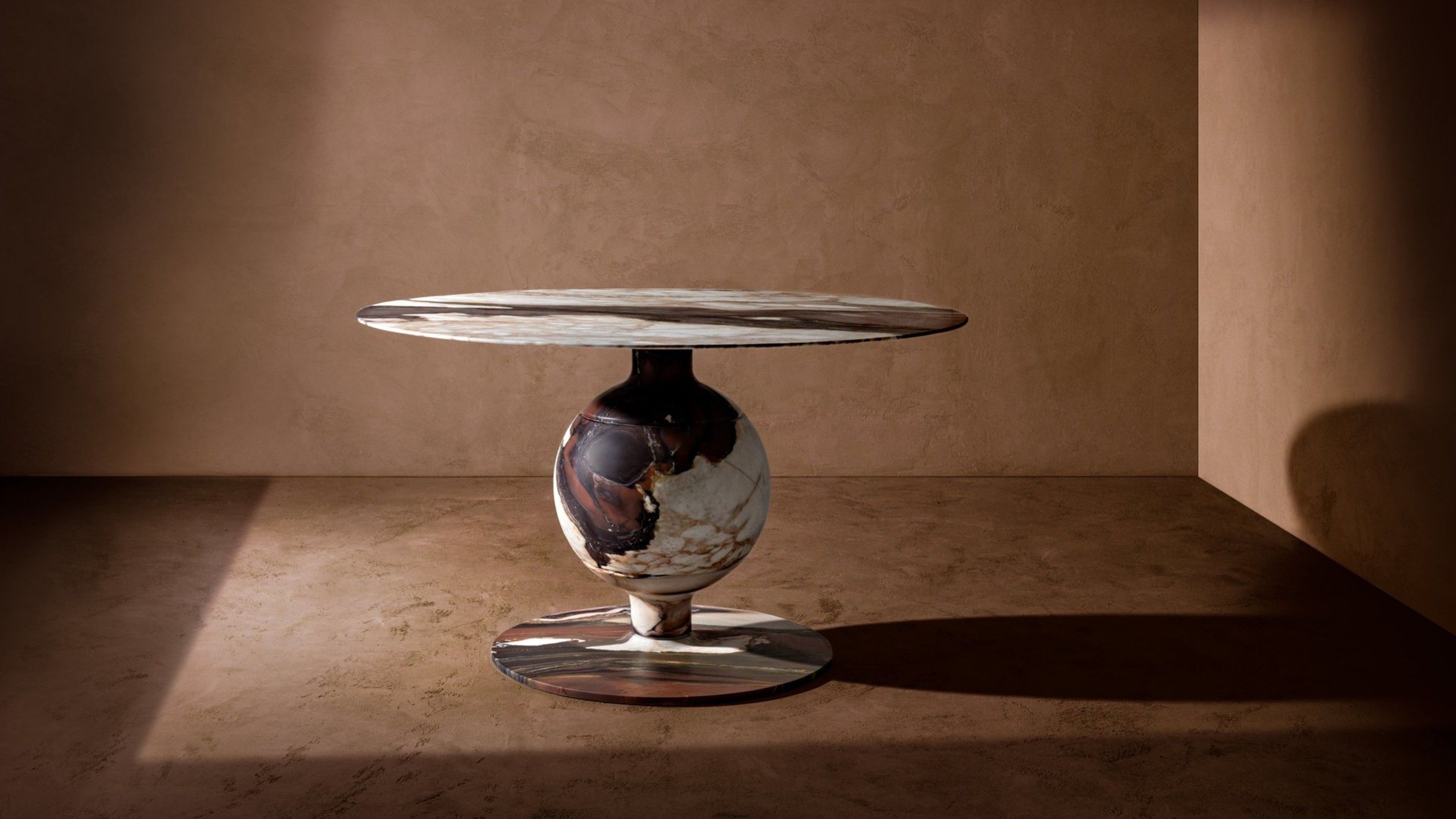 King di Christophe Pillet per Kreoo tavolo scultoreo in Calacatta Emotional con sfera centrale portante e top circolare. Courtesy Kreoo