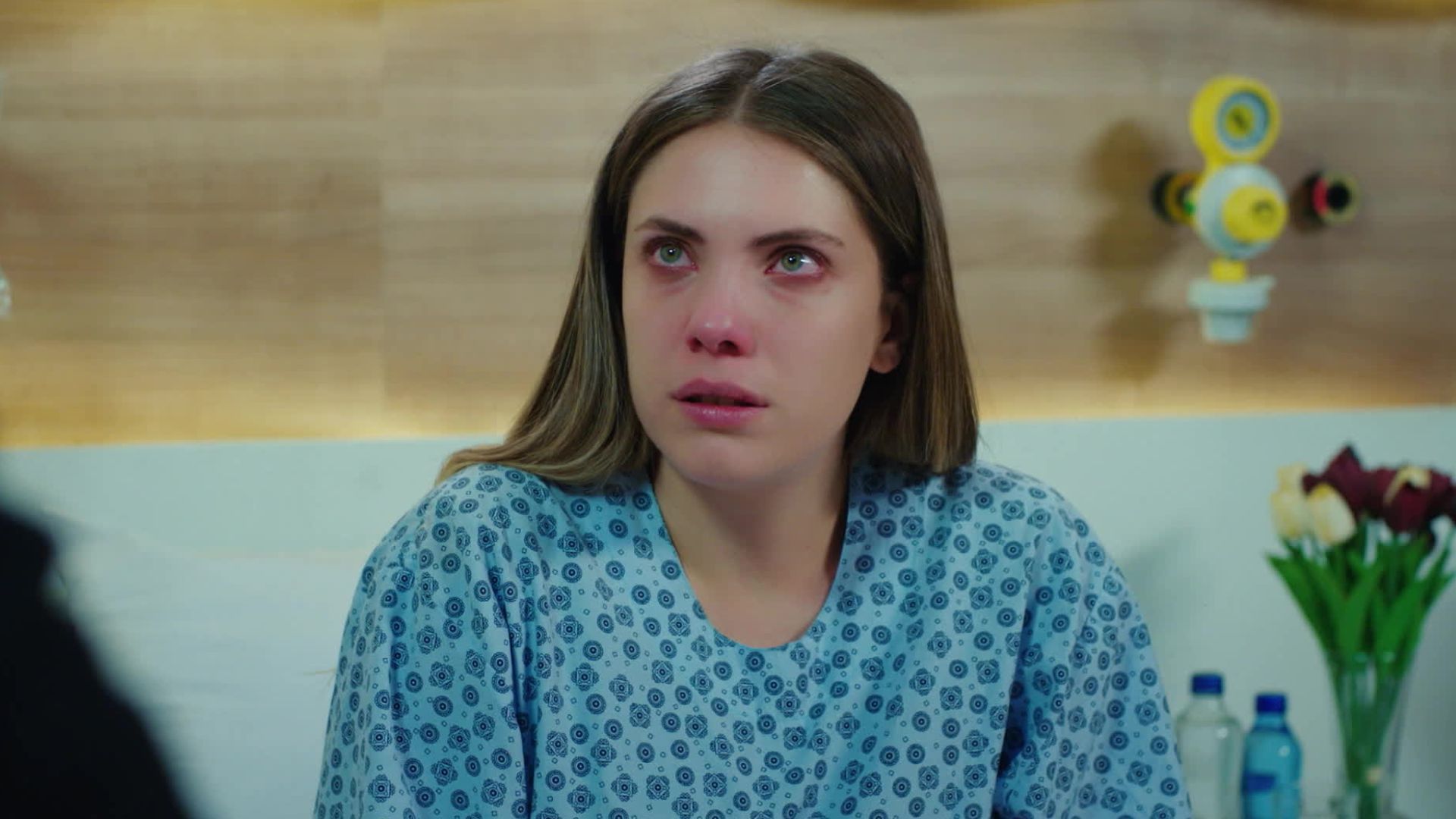Eda Ece (Yildiz) in una scena di Forbidden Fruit 4