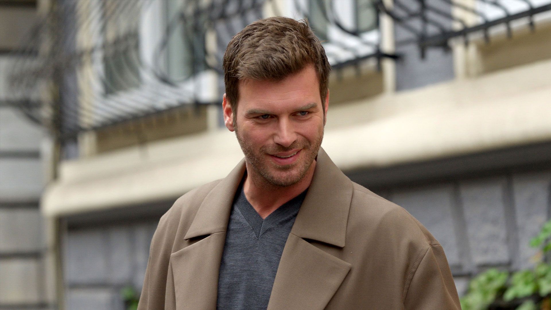Kıvanç Tatlıtuğ (Aslan) in una scena di The Family 2