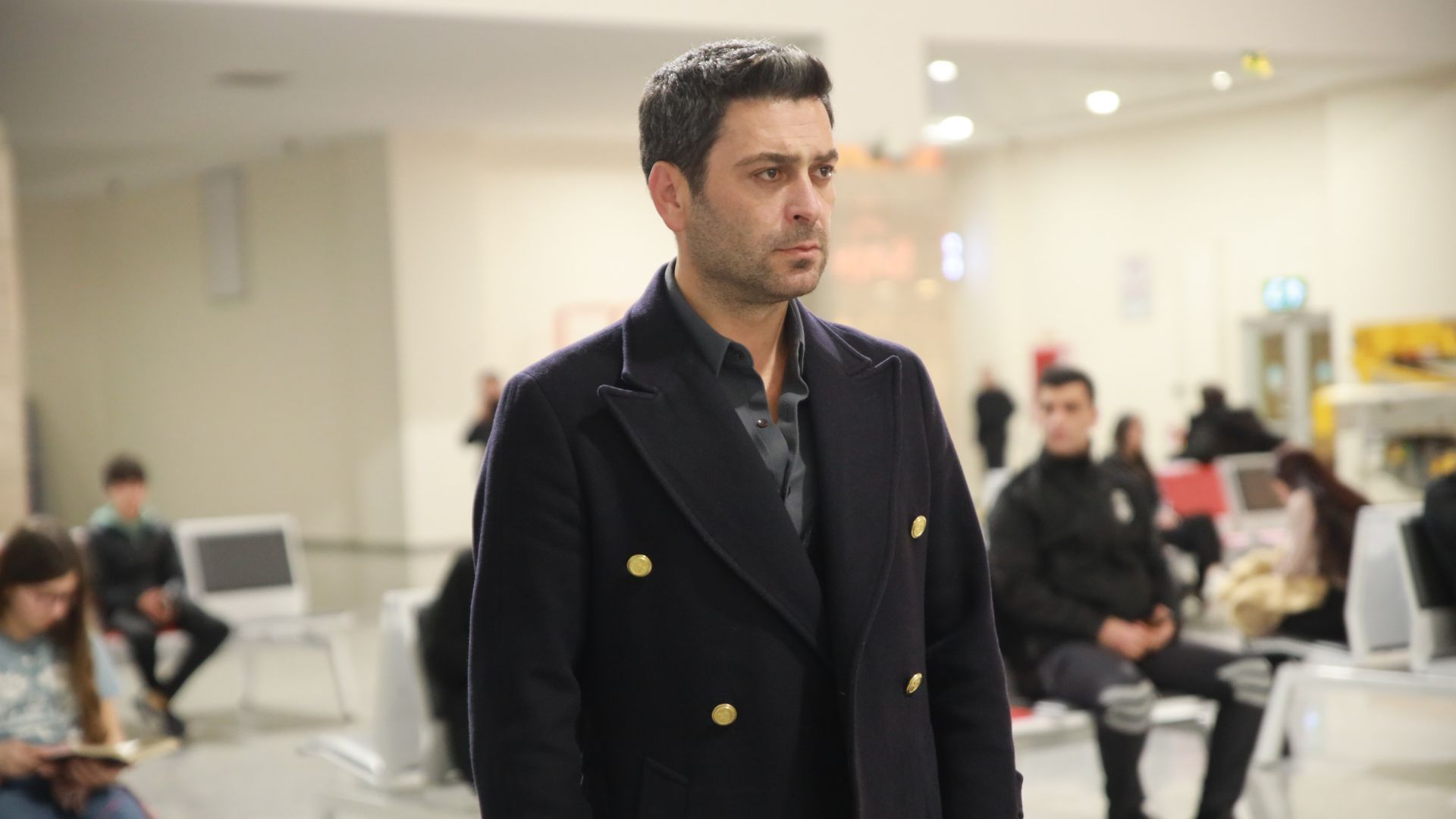 Ozan Akbaba (Cihan) in una scena di Far away