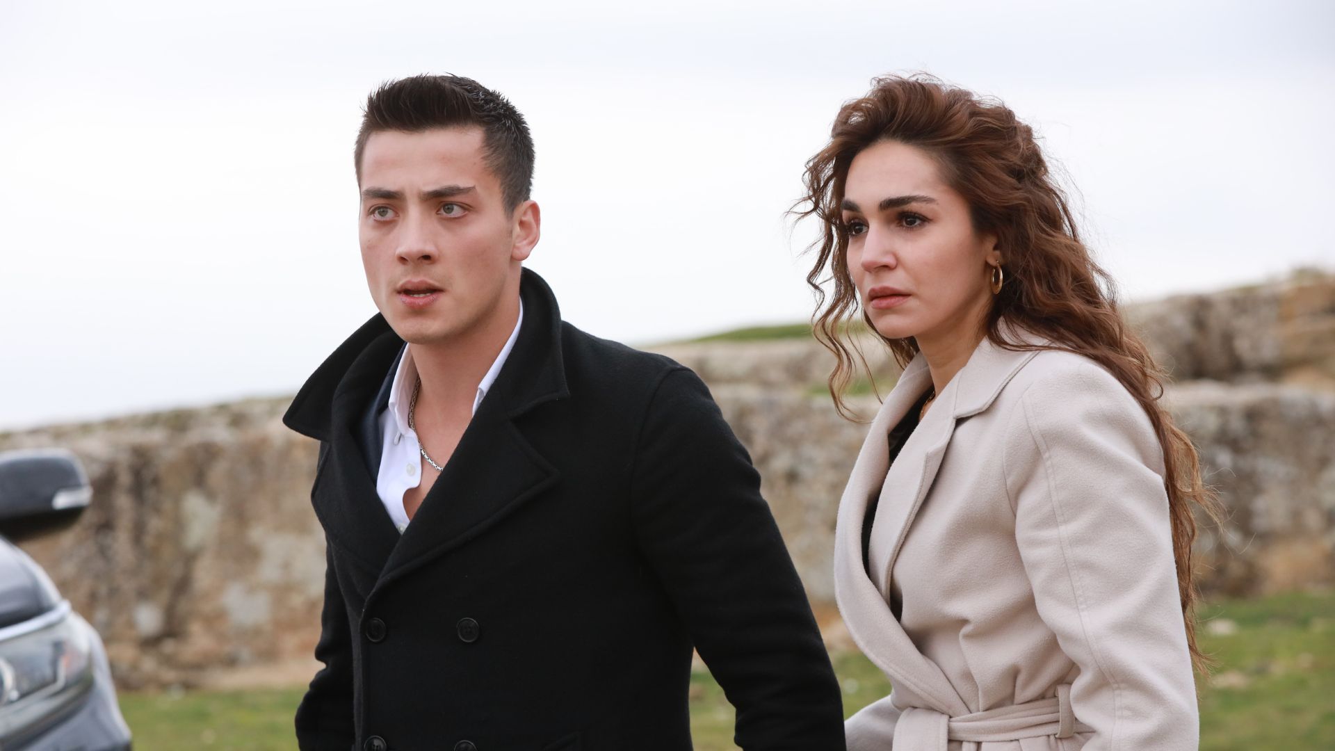 Atakan Ozkaya (Kaya) e Sahra Sas (Nare) in una scena di Far away