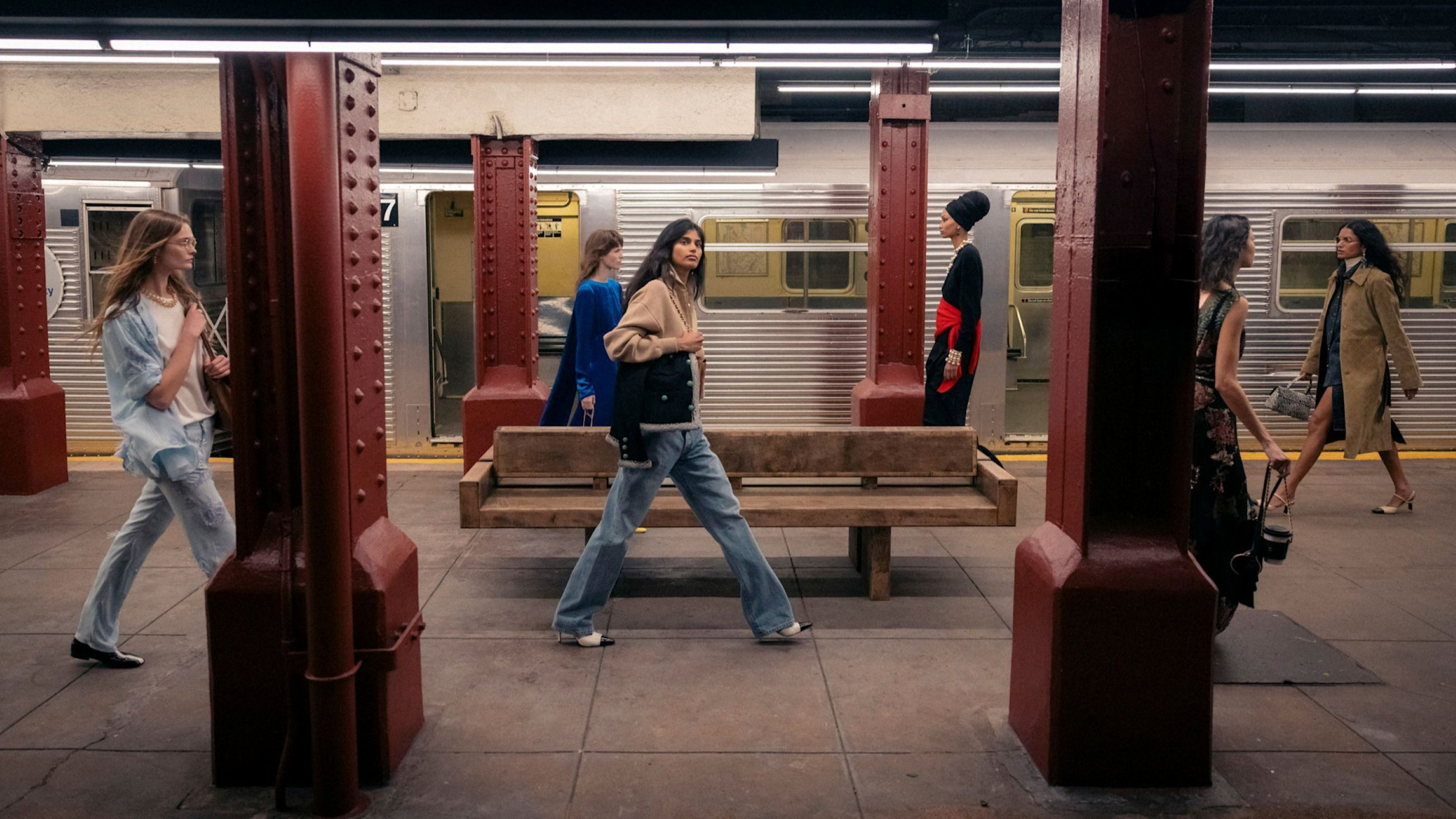 Uno scatto della sfilata di Chanel Métiers d’art 2026, nata dall’estro del direttore creativo Matthieu Blazy, svoltasi nella metropolitana di new York. Al centro, la modella indiana Bhavitha Mandava - Credits: Launchmetrics.com/Spotlight