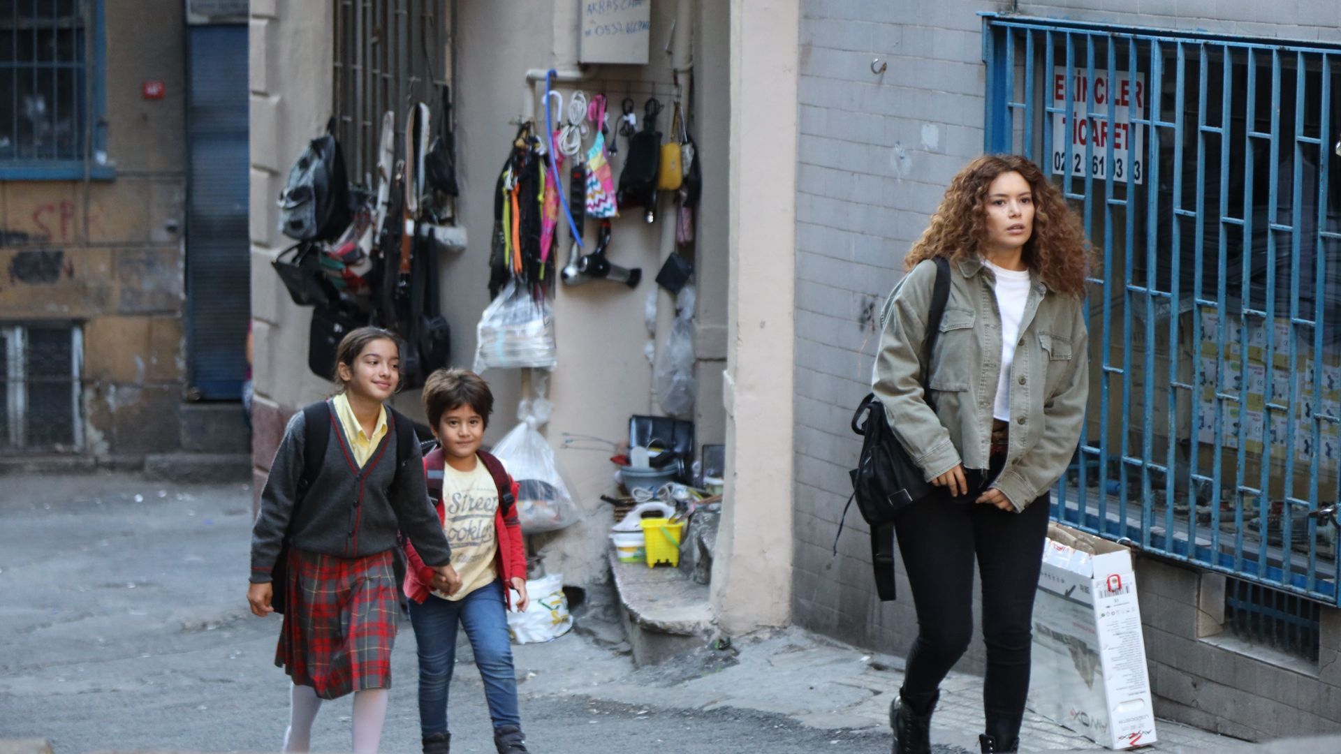 Nisan, Doruk e Sirin in una scena de La forza di una donna 2