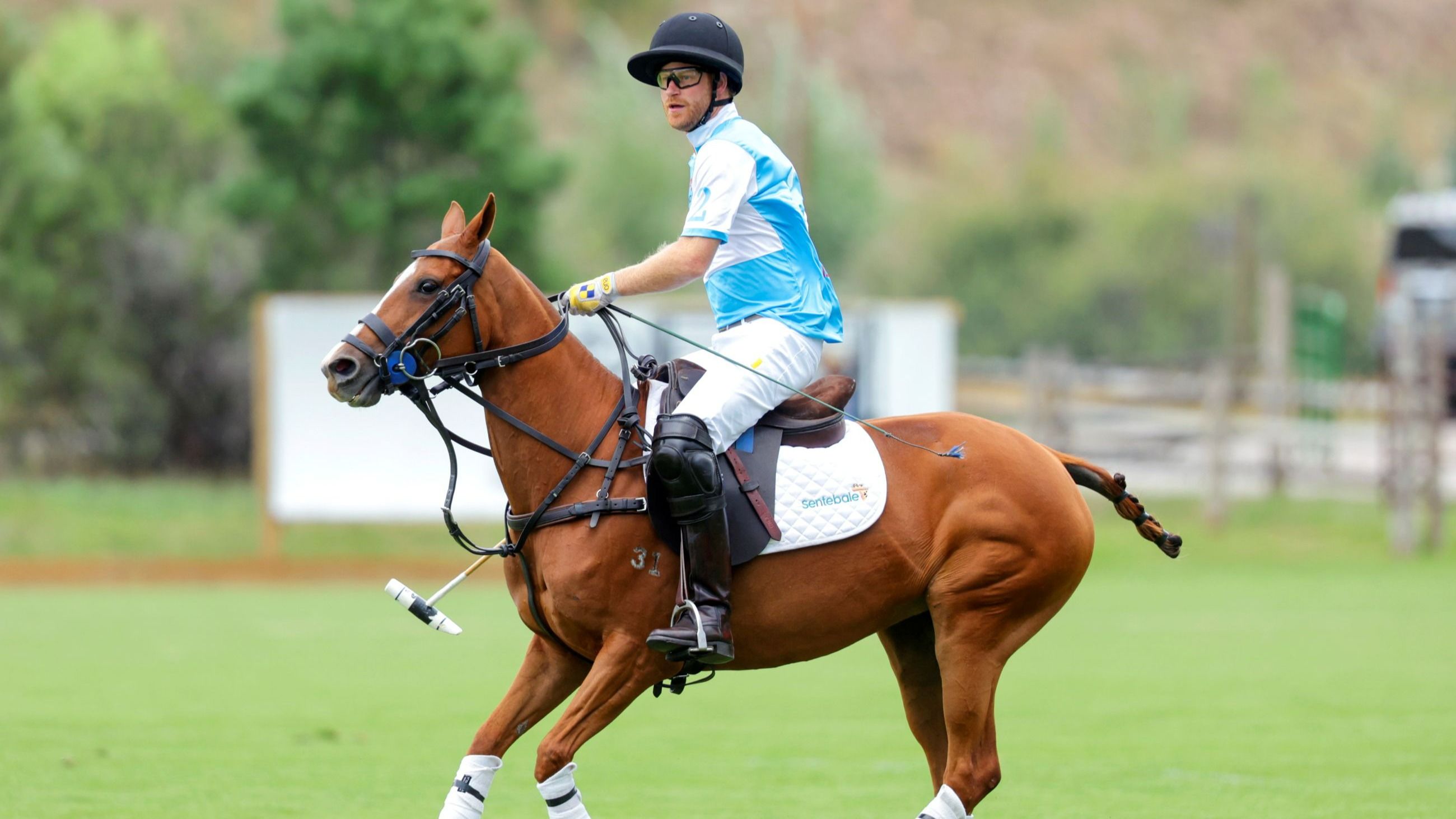 Il principe Harry, duca di Sussex, gioca a polo durante la Sentebale ISPS Handa Polo Cup 2022 il 25 agosto 2022 ad Aspen, in Colorado - Credits: Getty Images