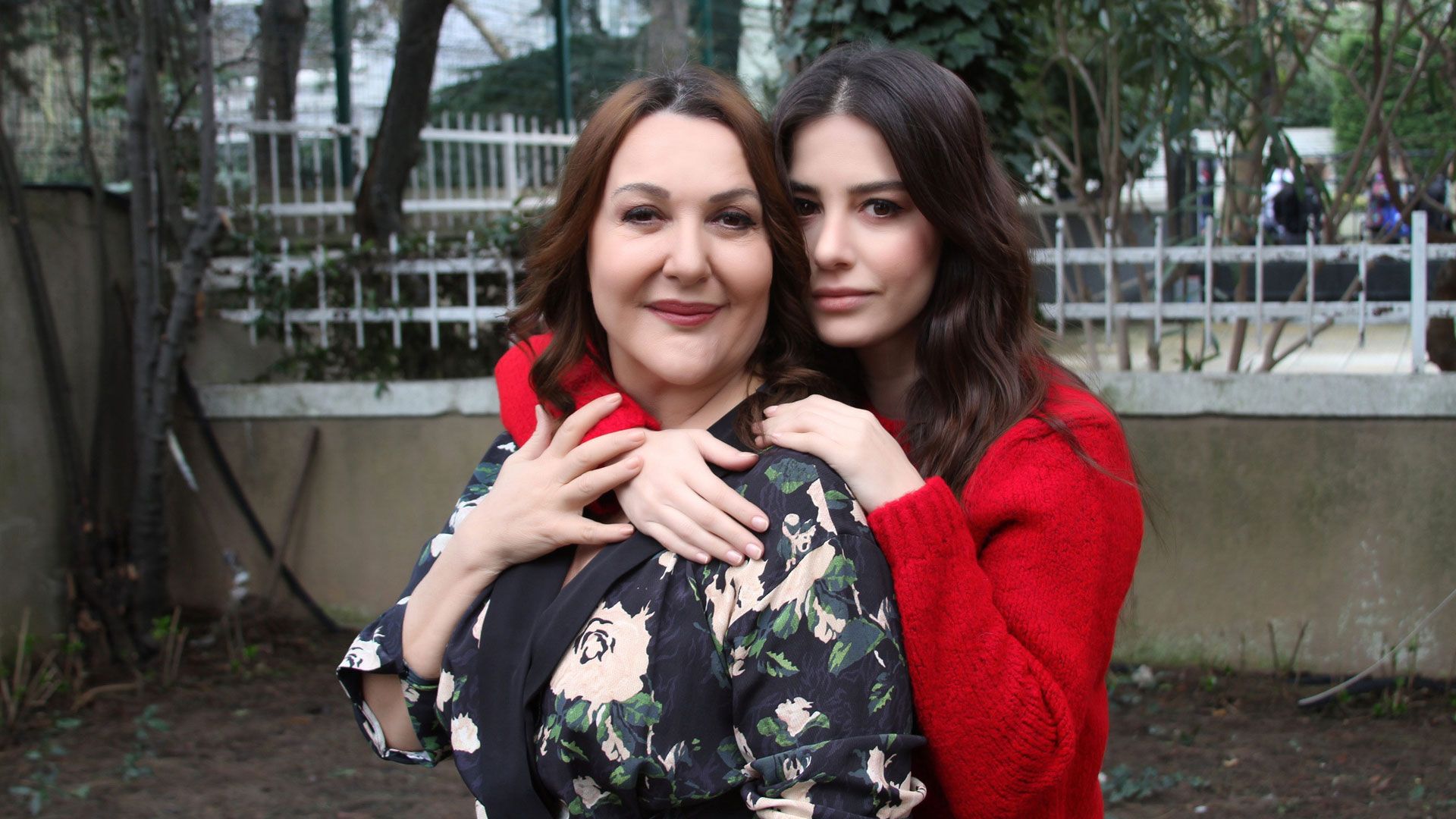 Sumru Yavrucuk (Ayse) e Özge Gürel (Nazli) in Annem