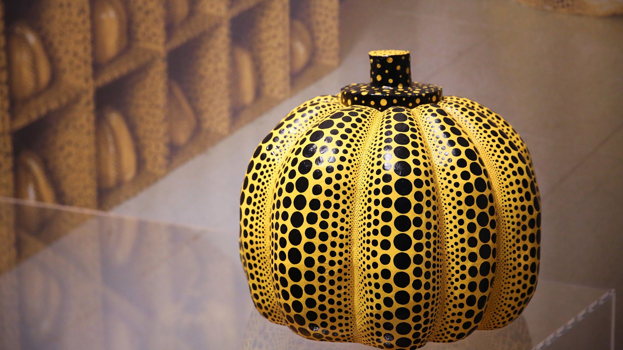 La scultura “Pumpkin” (Zucca) di Yayoi Kusama è esposta alla mostra “Yayoi Kusama: A Retrospective – A Bouquet of Love I Saw in the Universe” al Martin Gropius Bau il 29 aprile 2021 a Berlino, in Germania - Credits: Getty Images