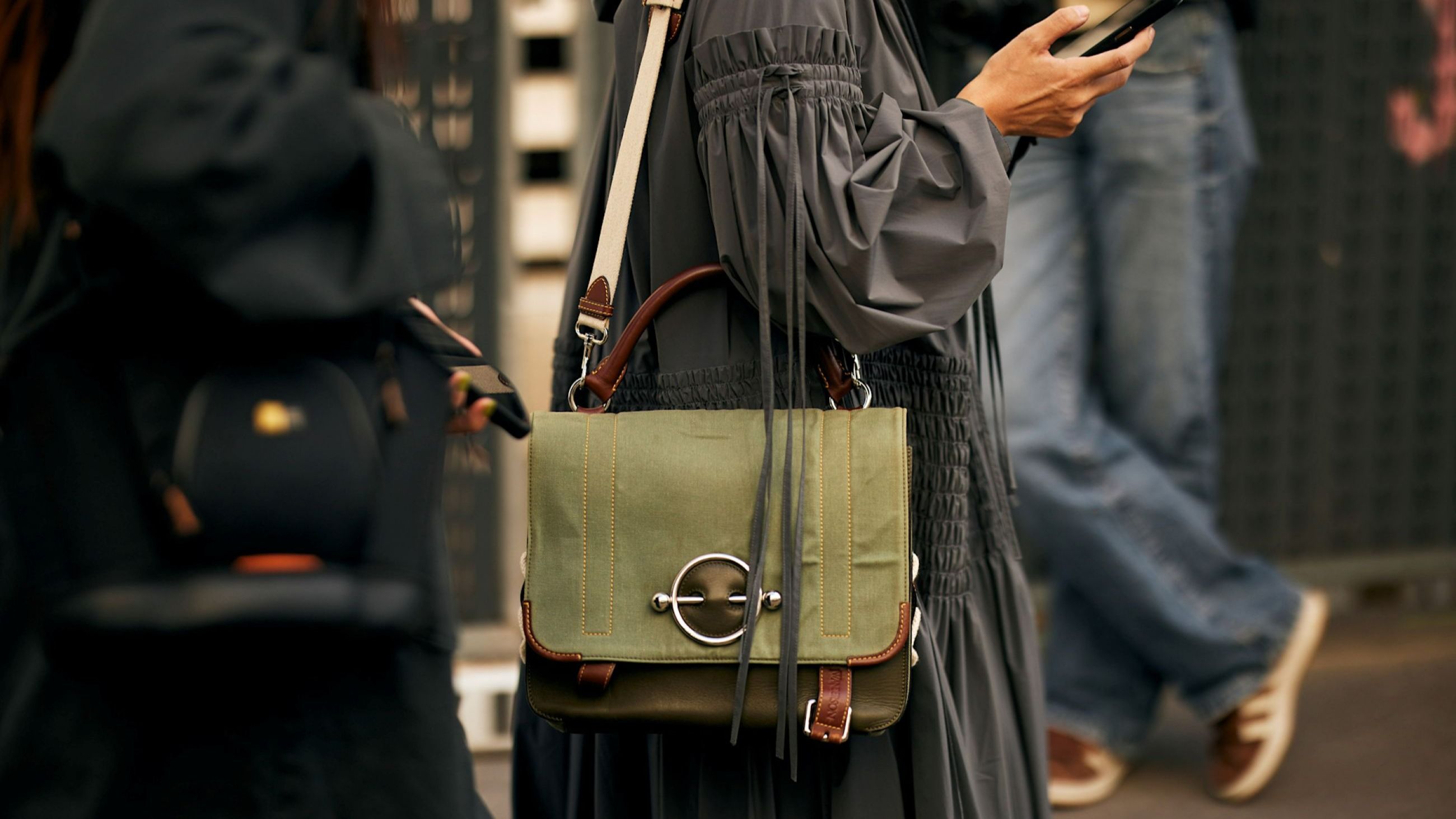 Dallo street style parigino, una borsa bisaccia rettangolare perfetta per spostarsi da un appuntamento all’altro - Credits: Launchmetrics.com/Spotlight