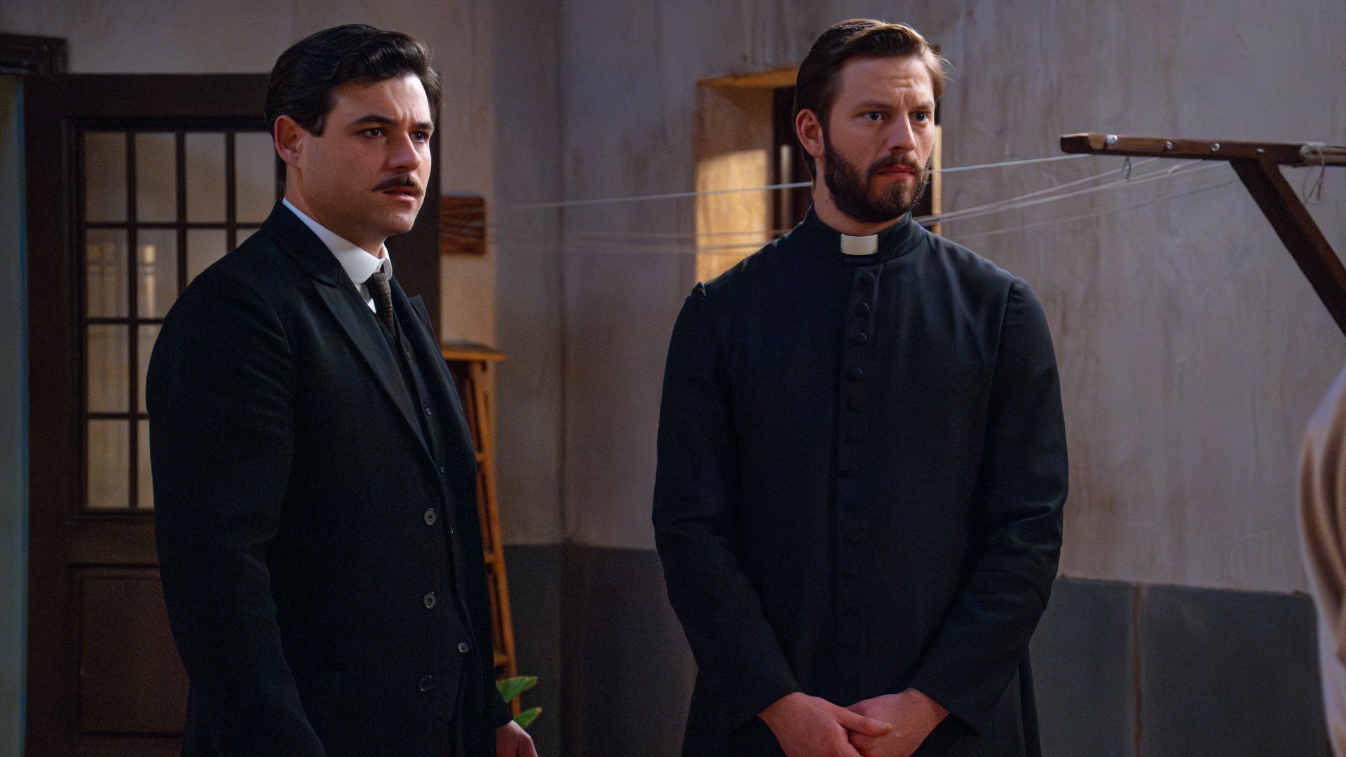 Daniel Schroder (Padre Samuel) e Arturo Sancho (Manuel) in una scena de La promessa