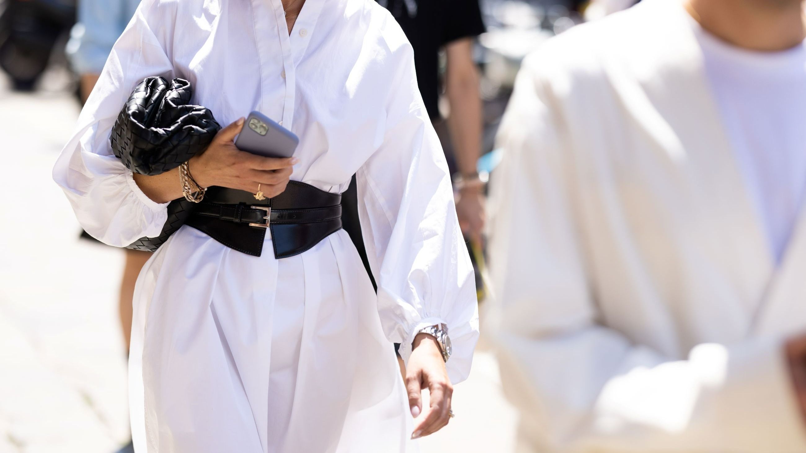 Dai look street style di Milano, uno chemisier in cotone bianco con cintura corsetto - Credits: Getty Images