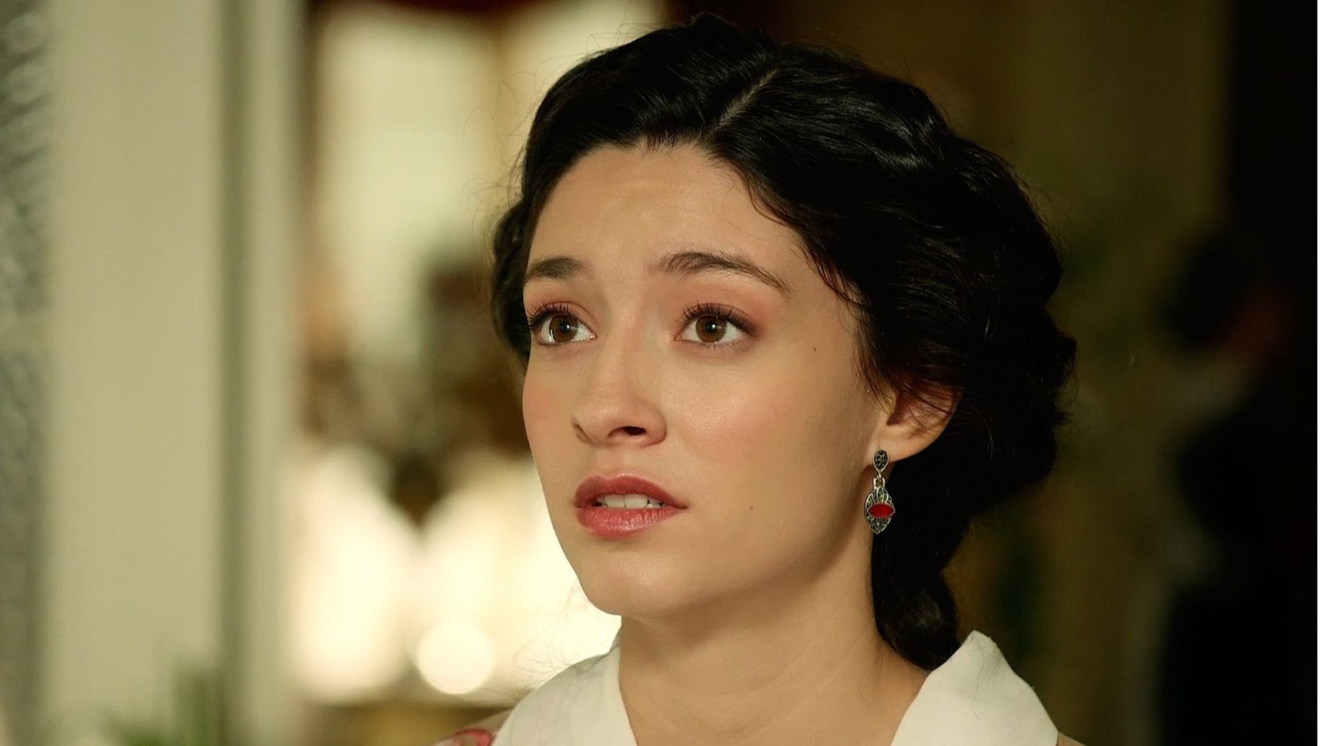Marta Costa (Angela) in una scena de La Promessa