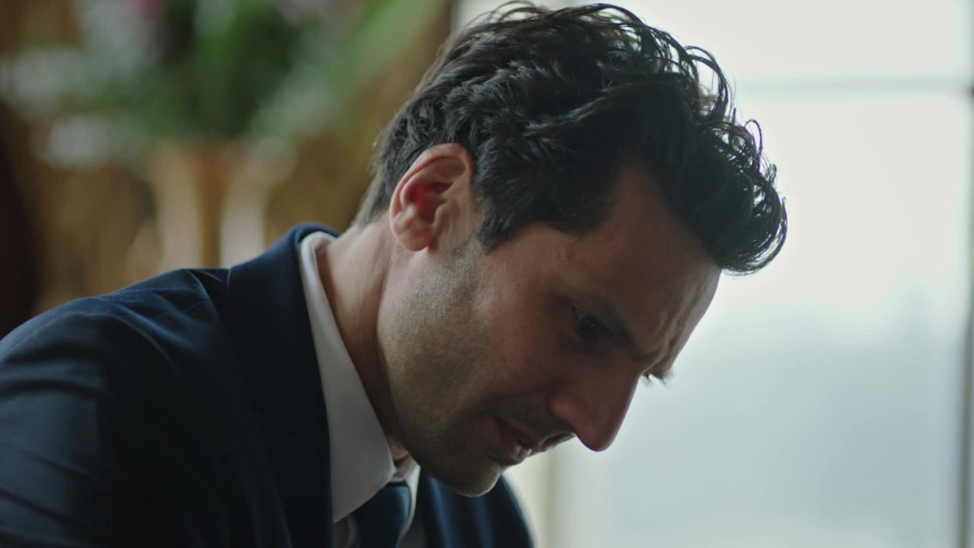 Kaan Urgancioglu (Ilgaz) in una scena di Segreti di famiglia 2