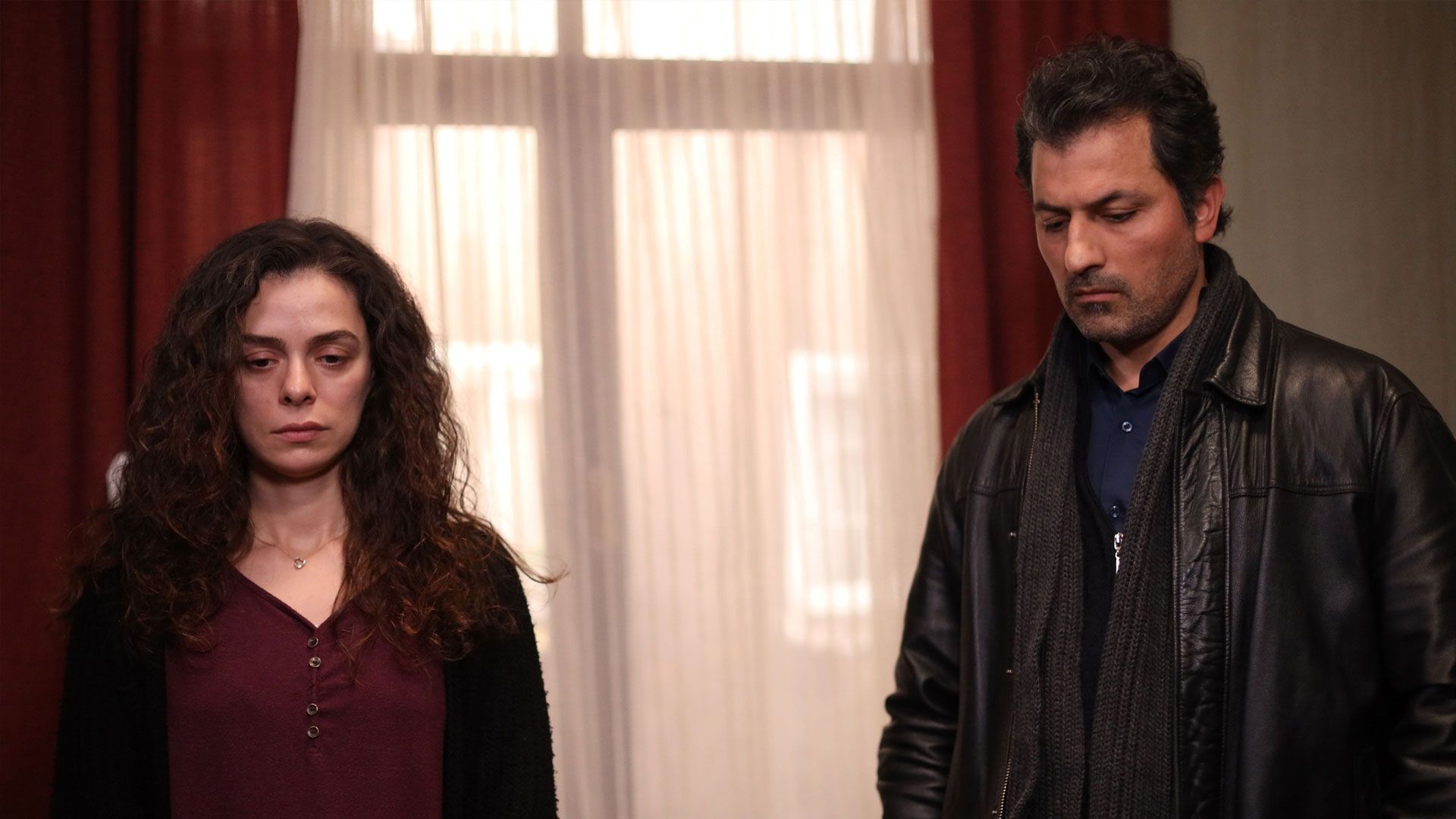 Ozge Ozpirinçci (Bahar) e Ali Semi Sefil (Doruk) in una scena de la forza di una donna 3