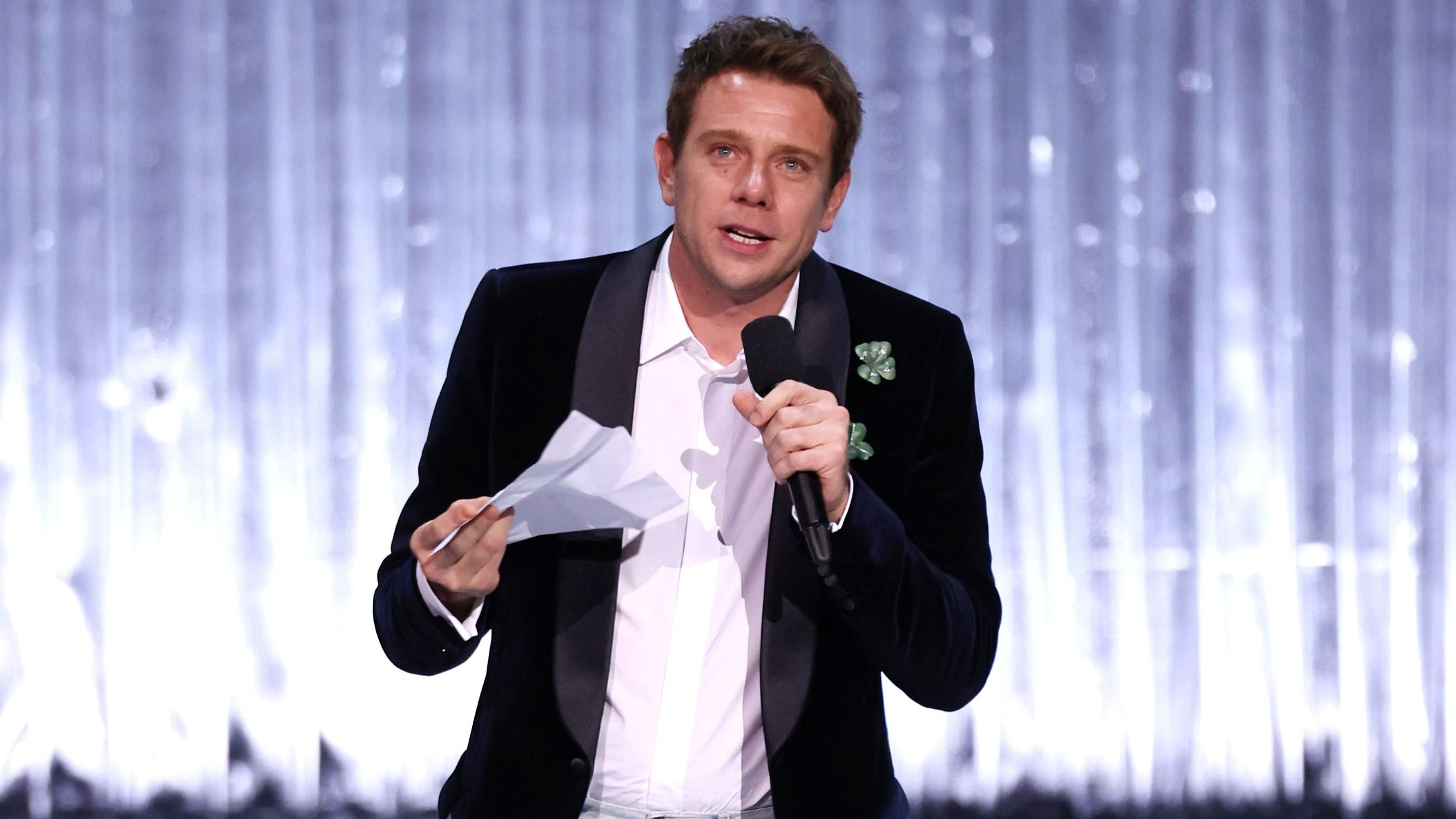 Jonathan Anderson riceve il premio Designer dell'anno sul palco dei British Fashion Awards 2025 - Credits Getty Images 