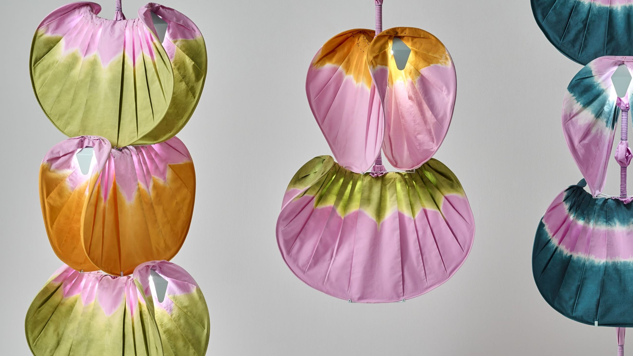 Kataginu, lampade scultoree di Bethan Laura Wood per SUZUSAN, al London Design Festival nell'ambito di Craft x Tech - Credits: Courtesy London Design Festival 