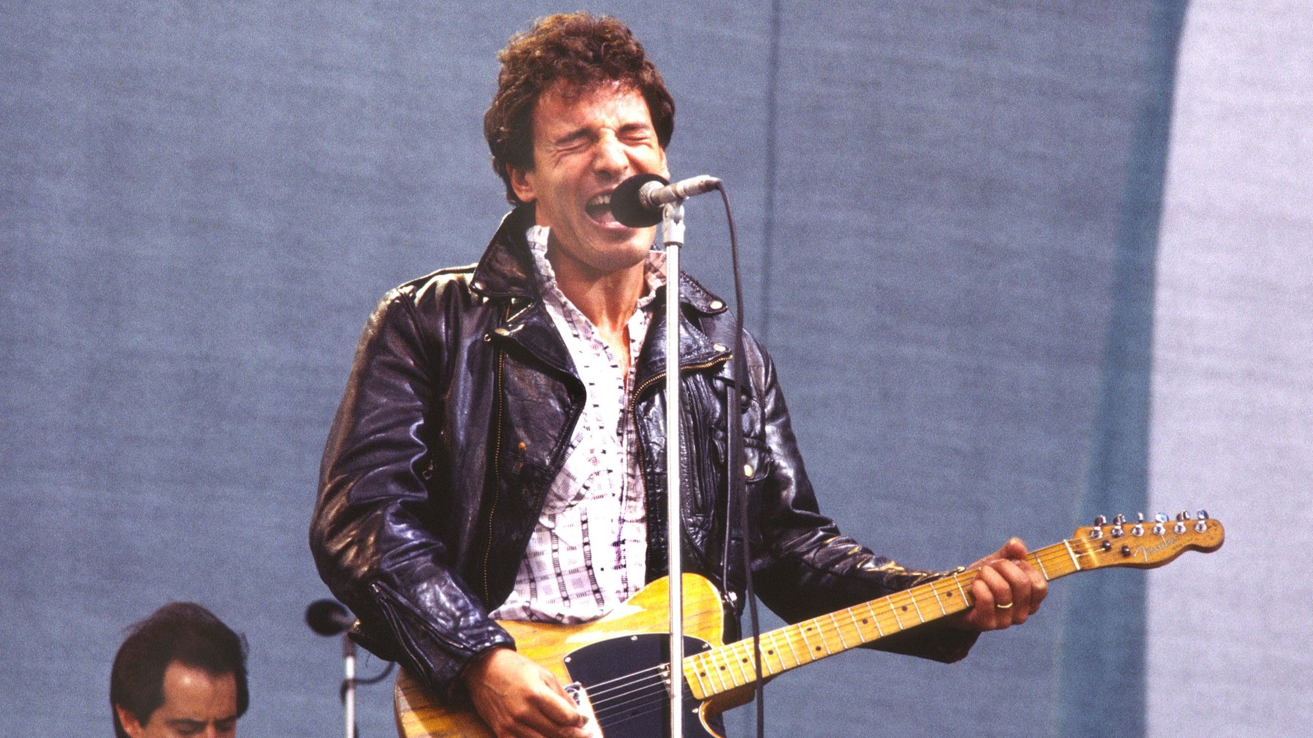 Bruce Springsteen si esibisce sul palco a Newcastle, Regno Unito, 1985 - Credits Getty Images 