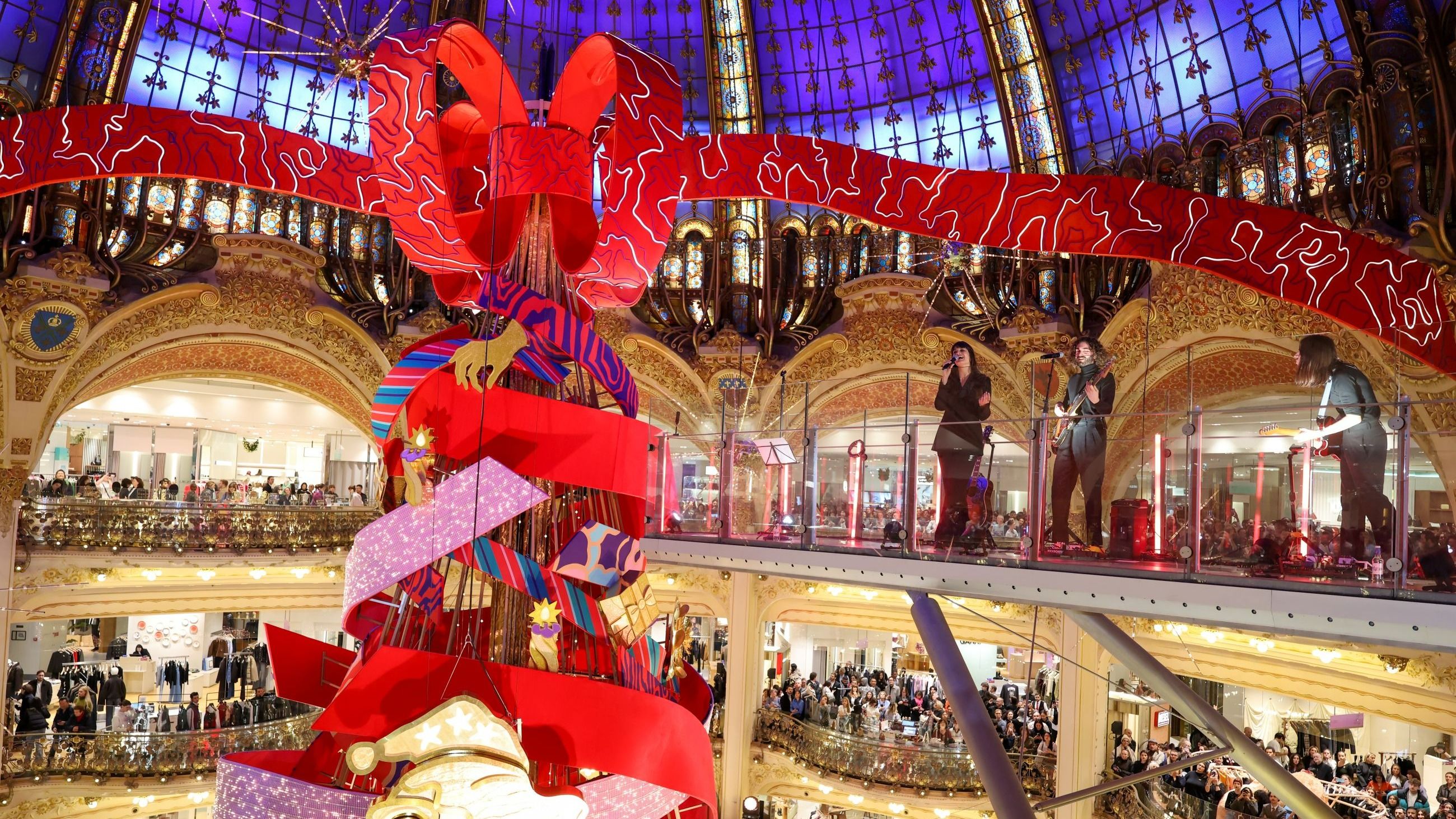 La posa dell’Albero di Natale durante l'inaugurazione delle decorazioni natalizie delle Galeries Lafayette il 12 novembre 2025 a Parigi - Credits Getty Images 