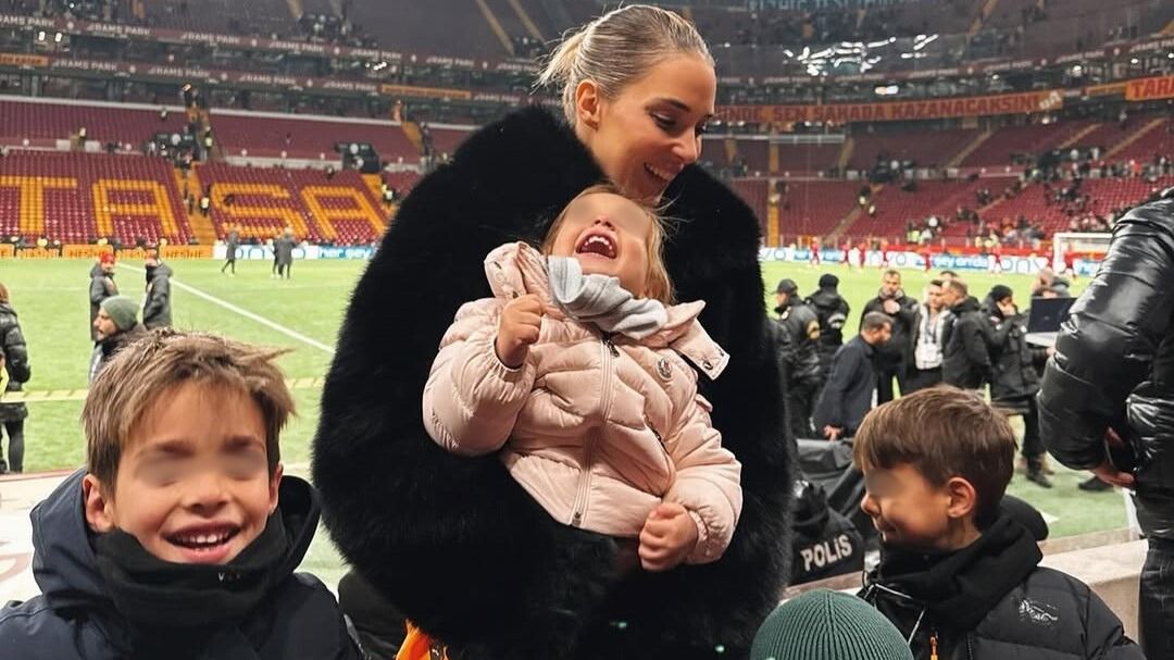 Alice Campello allo stadio insieme ai figli