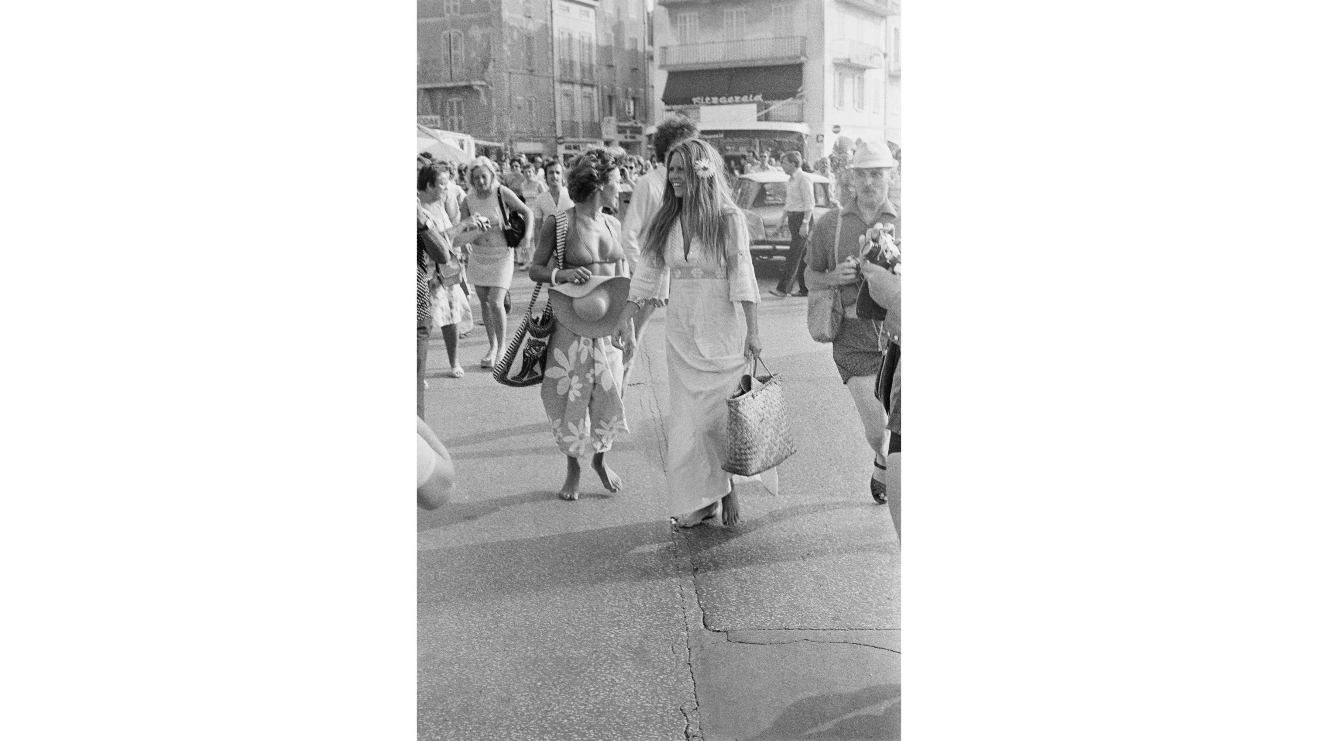 Brigitte Bardot a passeggio per Saint Tropez nel 1974
Credit: Getty Images
