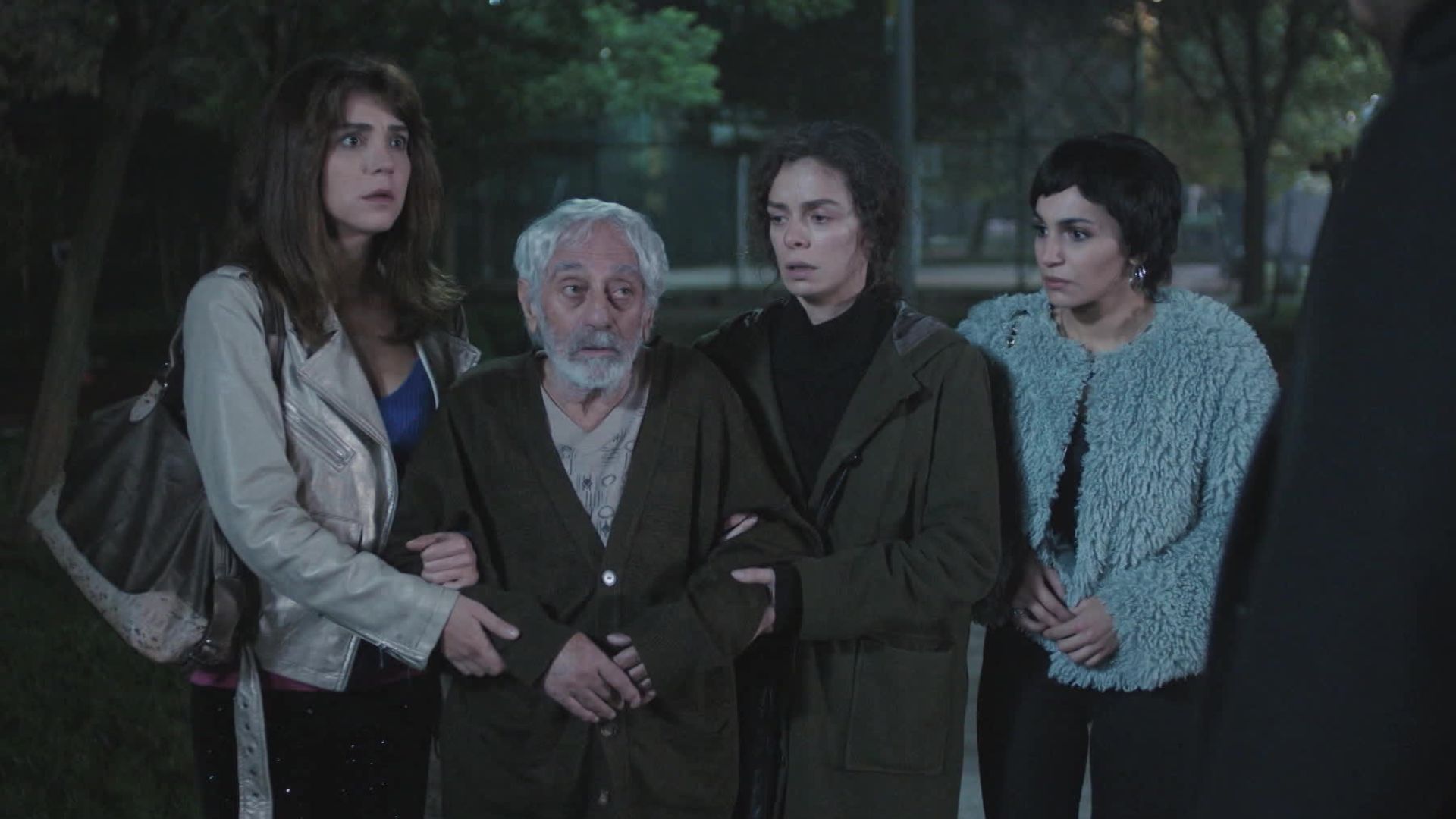 Ceyda, Saadettin, Bahar e Bersan in una scena de La forza di una donna 3