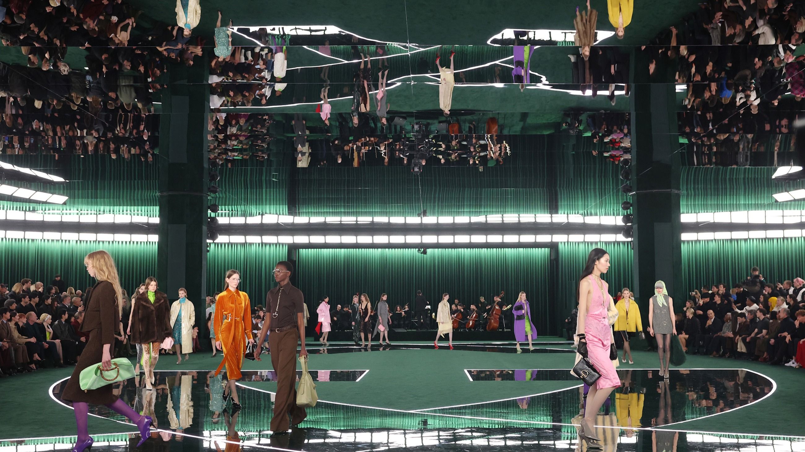 Modelle e modelli sfilano insieme da Gucci durante la Settimana della Moda Donna di Milano Autunno/Inverno 2025/2026 - Credits: Getty Images
