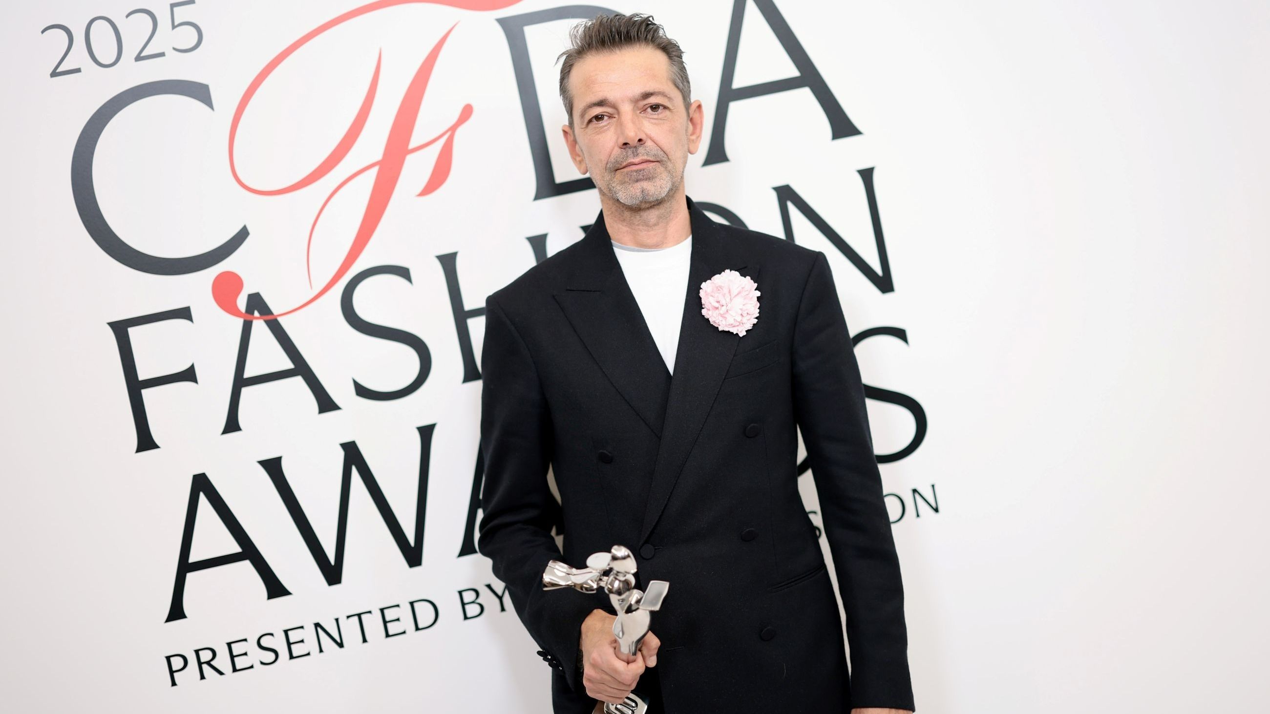 Lo stilista Pieter Mulier ritira il premio come international Desginer pf the year ai CFDS Fashion Awards 2025, andati in scena all’American Museum of Natural History - Credits: Getty Images