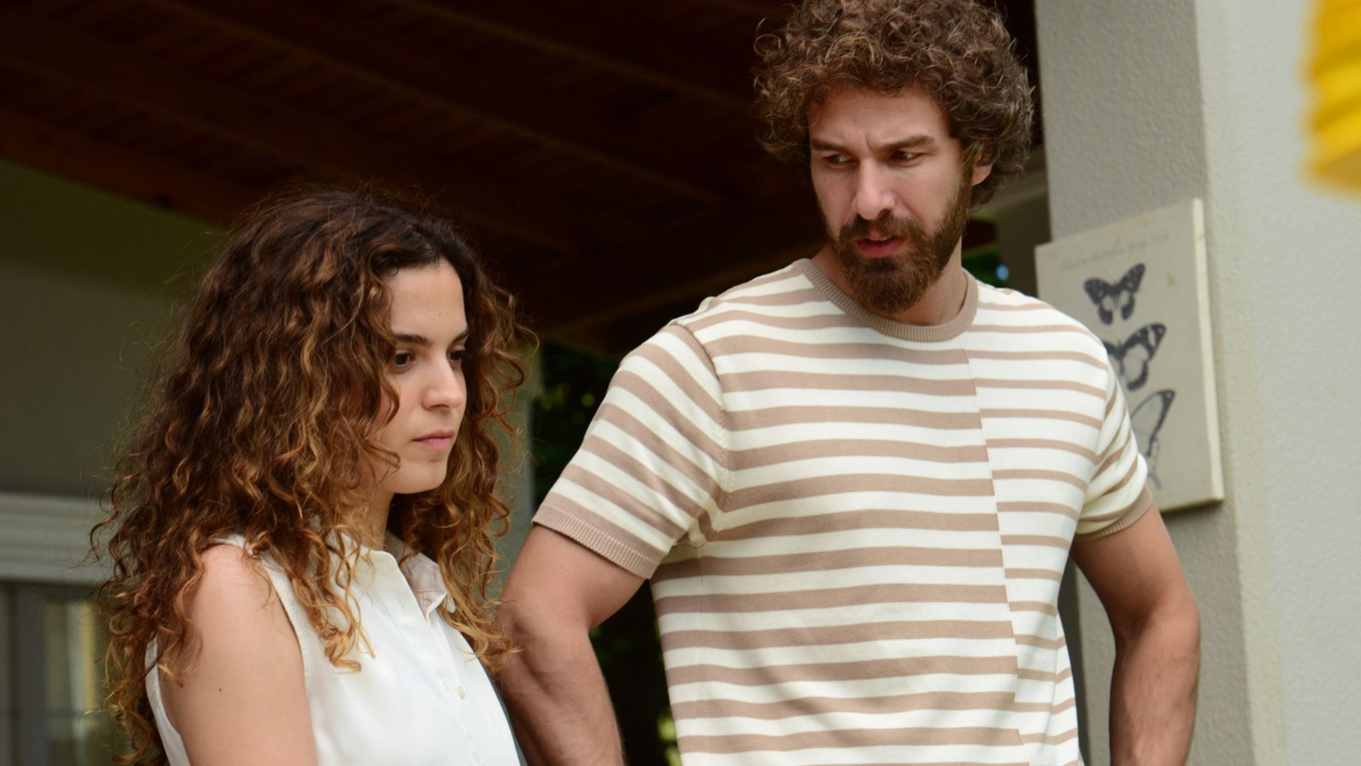Furkan Palali (Nejat) e Asli Bekiroglu (Suna) in una scena di My Sweet Lie