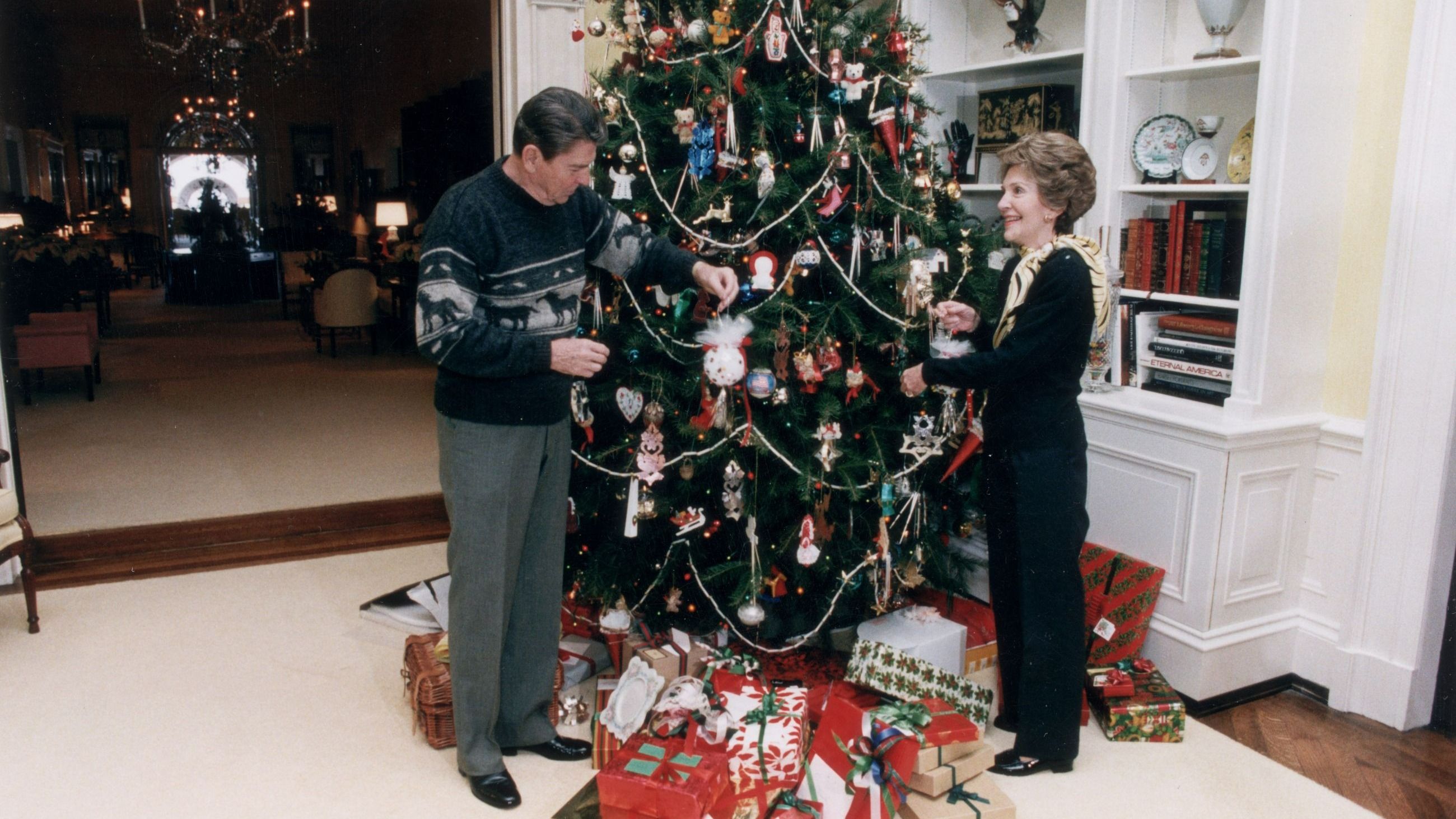 Il presidente degli Stati Uniti Ronald Reagan e la first lady Nancy Reagan decorano l'albero di Natale della Casa Bianca, 24 dicembre 1983 - Credits Getty Images