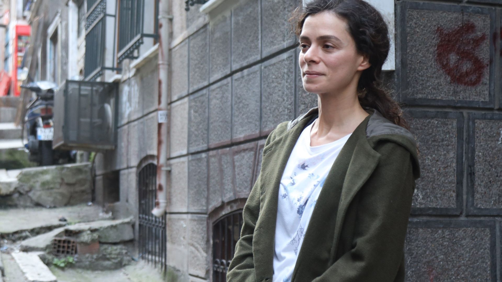 Ozge Ozpirincci (Bahar Cesmeli) in una scena de La forza di una donna.