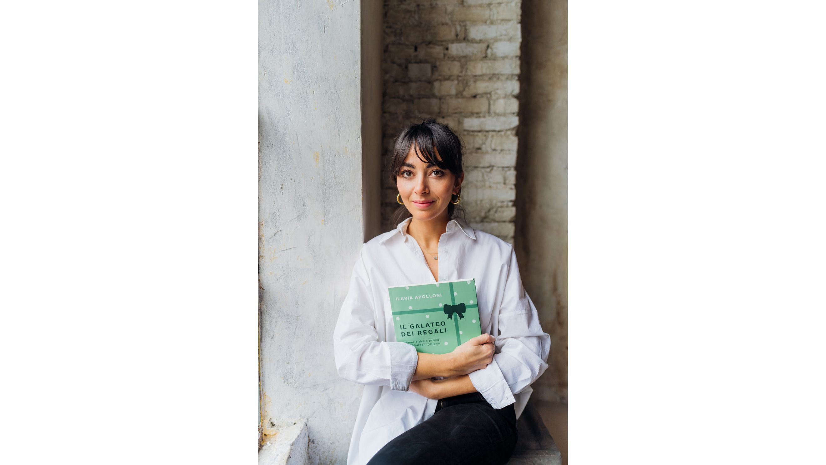 Ilaria Apolloni con libro “Il Galateo dei Regali” - Credits: Courtesy Press Office