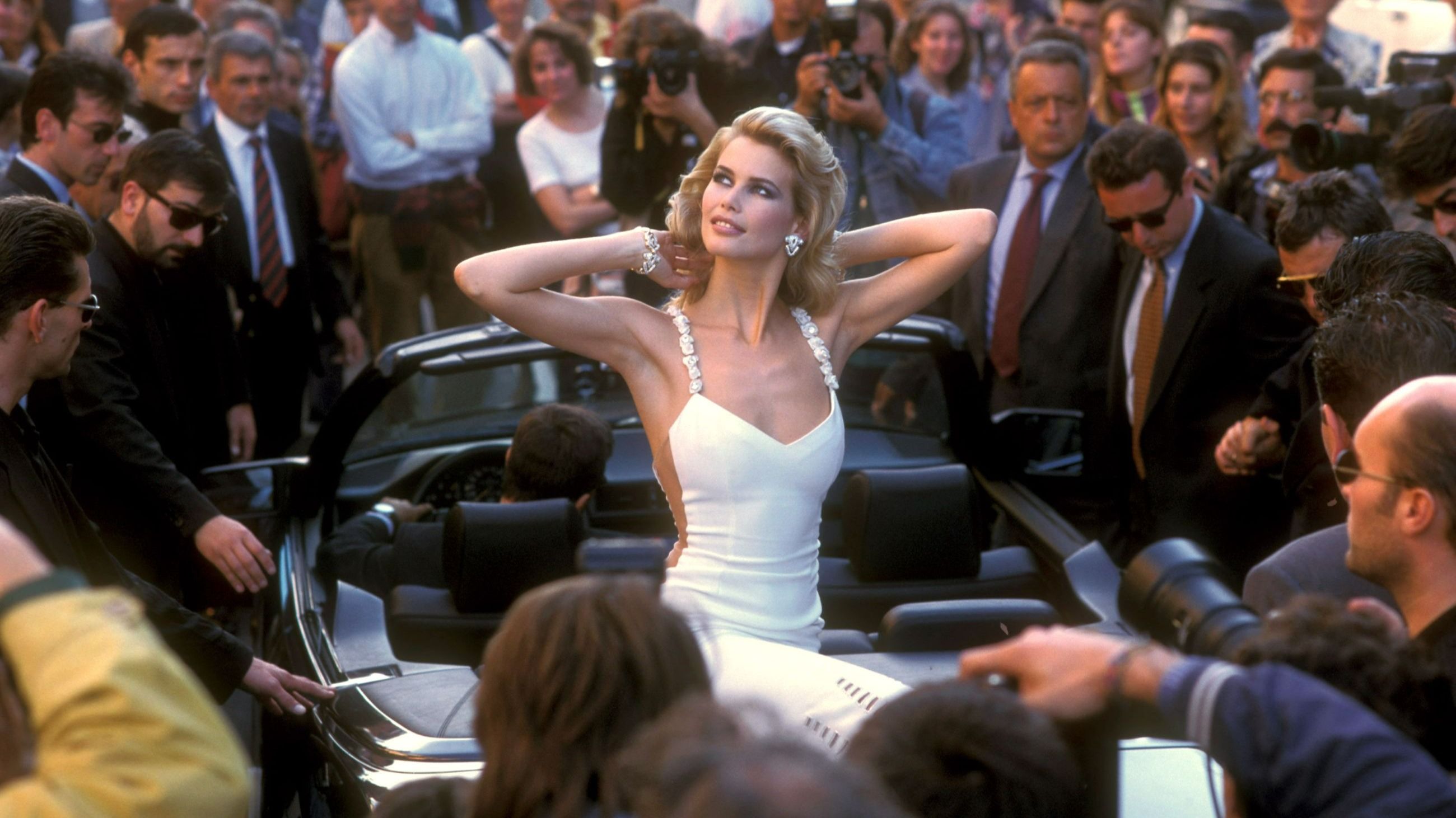 Claudia Schiffer posa per la campagna pubblicitaria ispirata a La Dolce Vita in via Veneto a Roma - Credits Agf