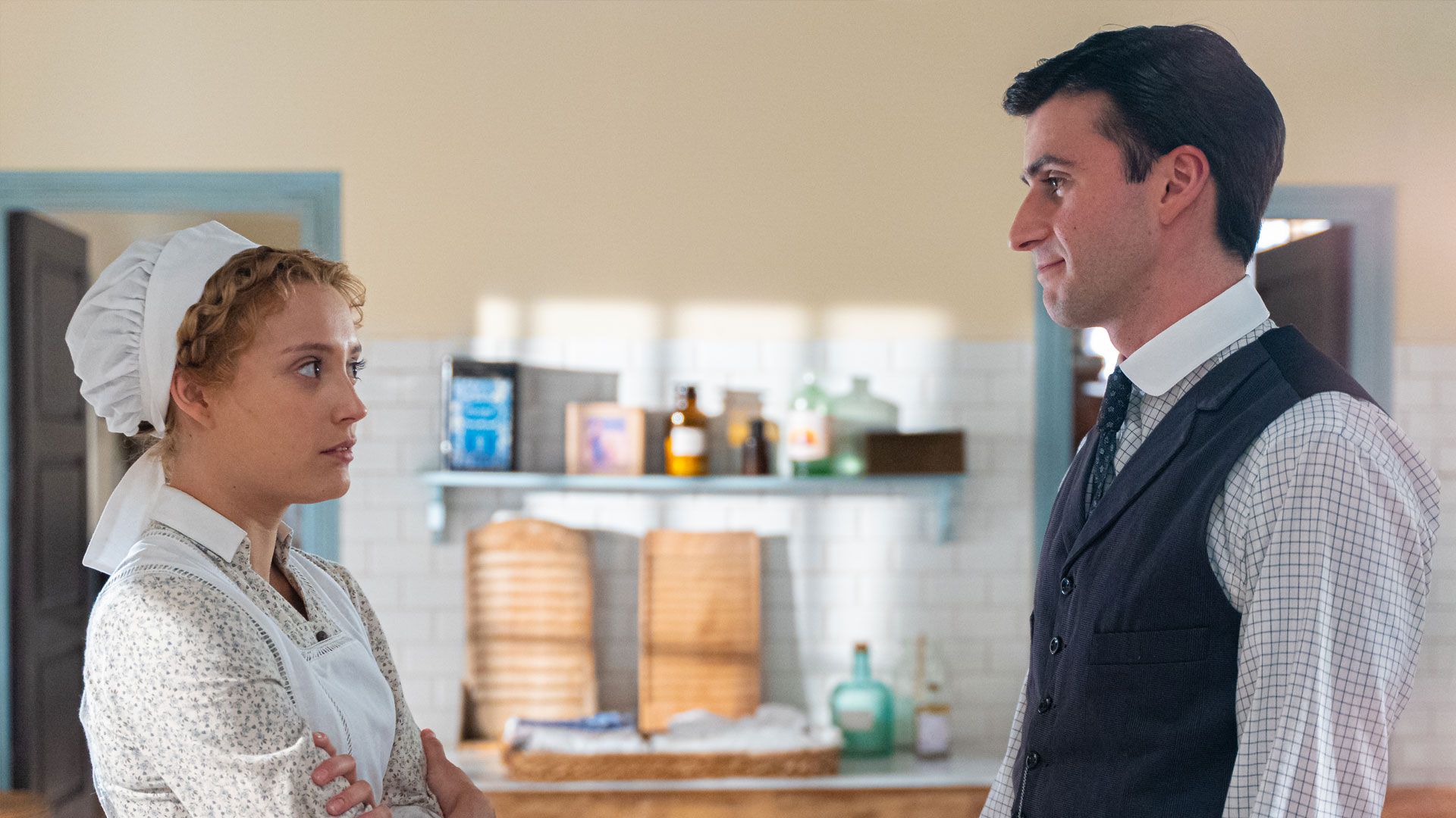 Ana Garces (Jana Exposito) e Alejandro Vergara (Abel) in una scena de La promessa