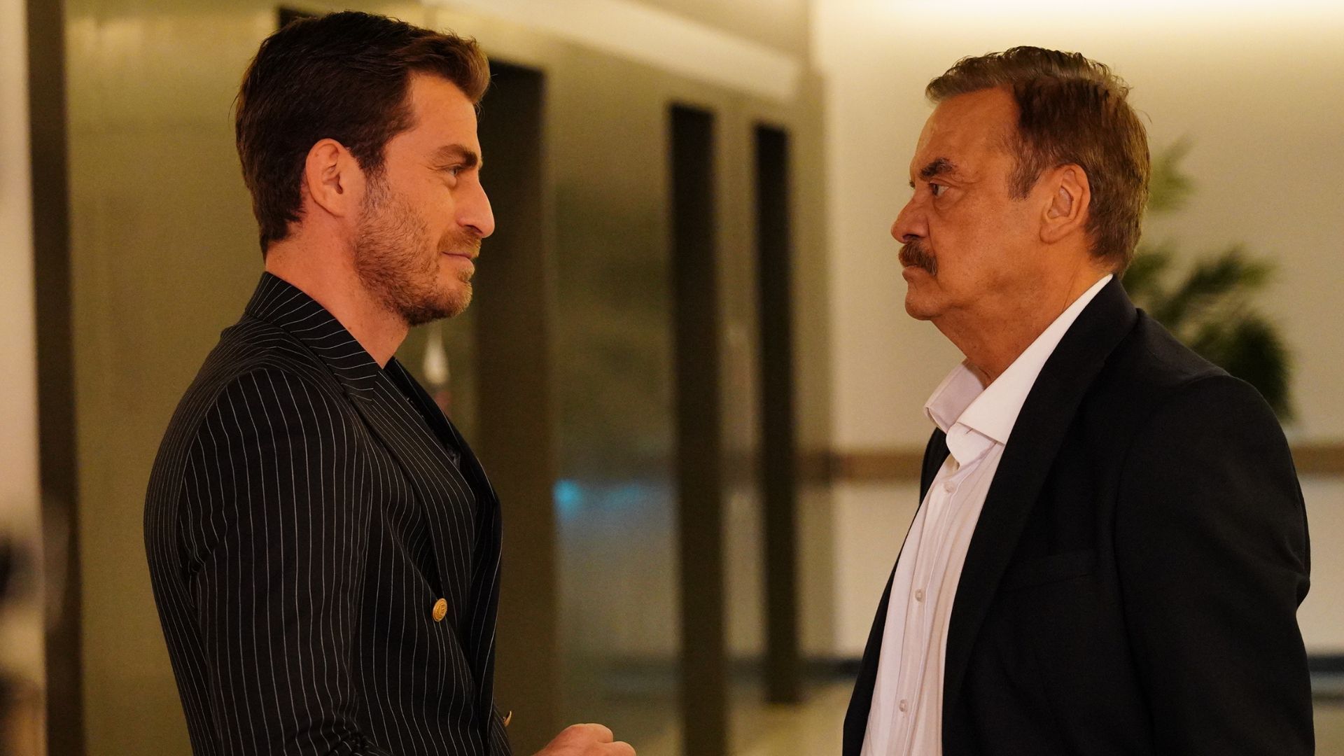 Eren Vurdem (Selim) e Mesut Akusta (Rasit) in una scena di Racconto di una notte