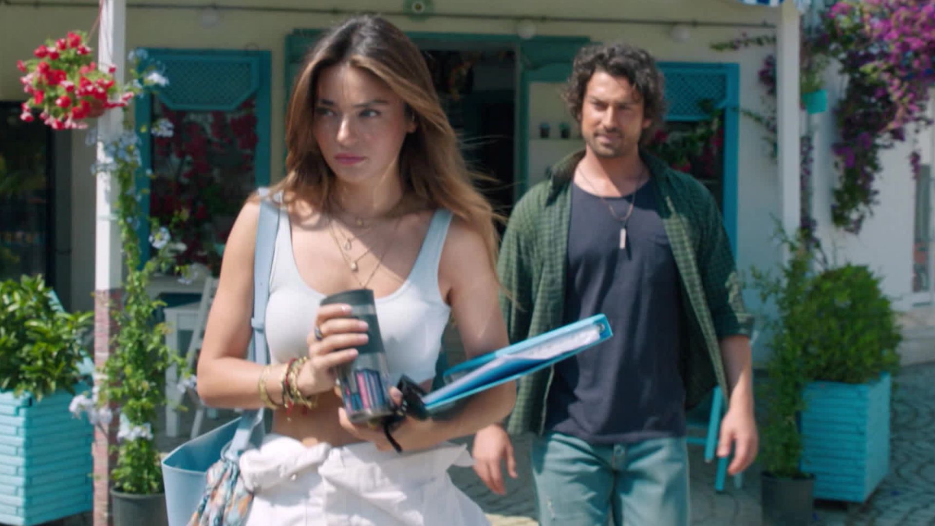 Ayca Aysin Turan (Haziran) e Alp Navruz (Poyraz) in una scena di Be My Sunshine