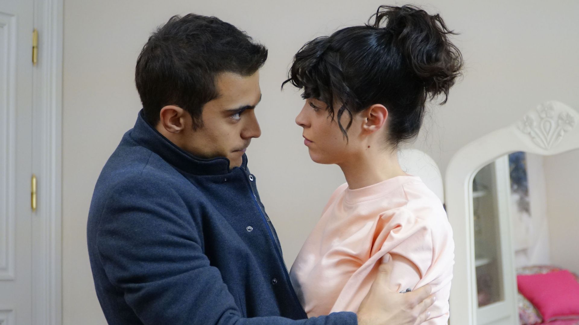 Dogac Yildiz (Yigit) e Buce Buse Kahraman (Lila) in una scena di Forbidden Fruit 3