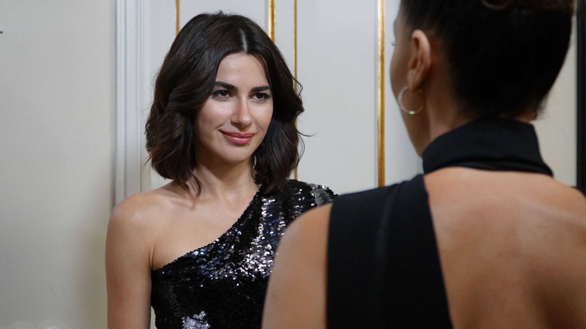 Nesrin Cavadzade (Sahika) in una scena di Forbidden Fruit 3