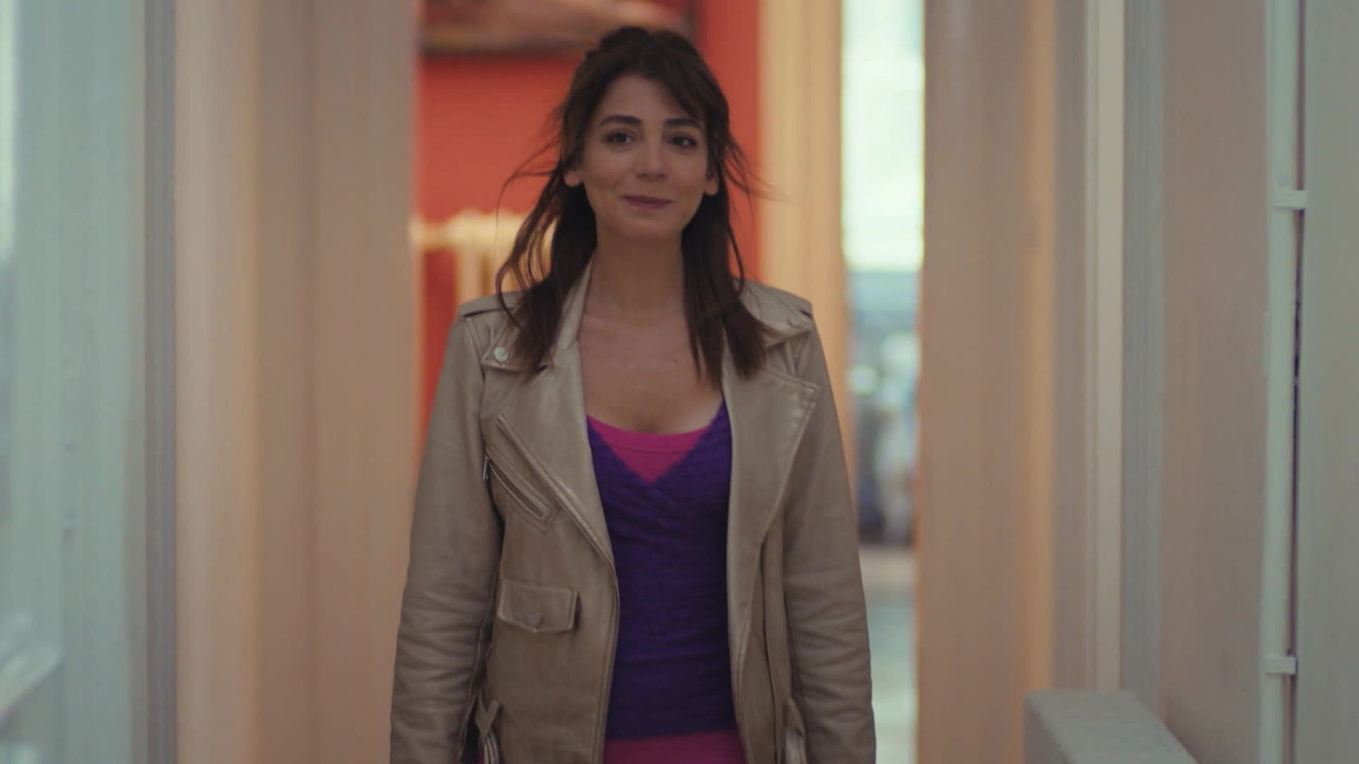 Gokce Eyuboglu (Ceyda) in una scena di La forza di una donna 3