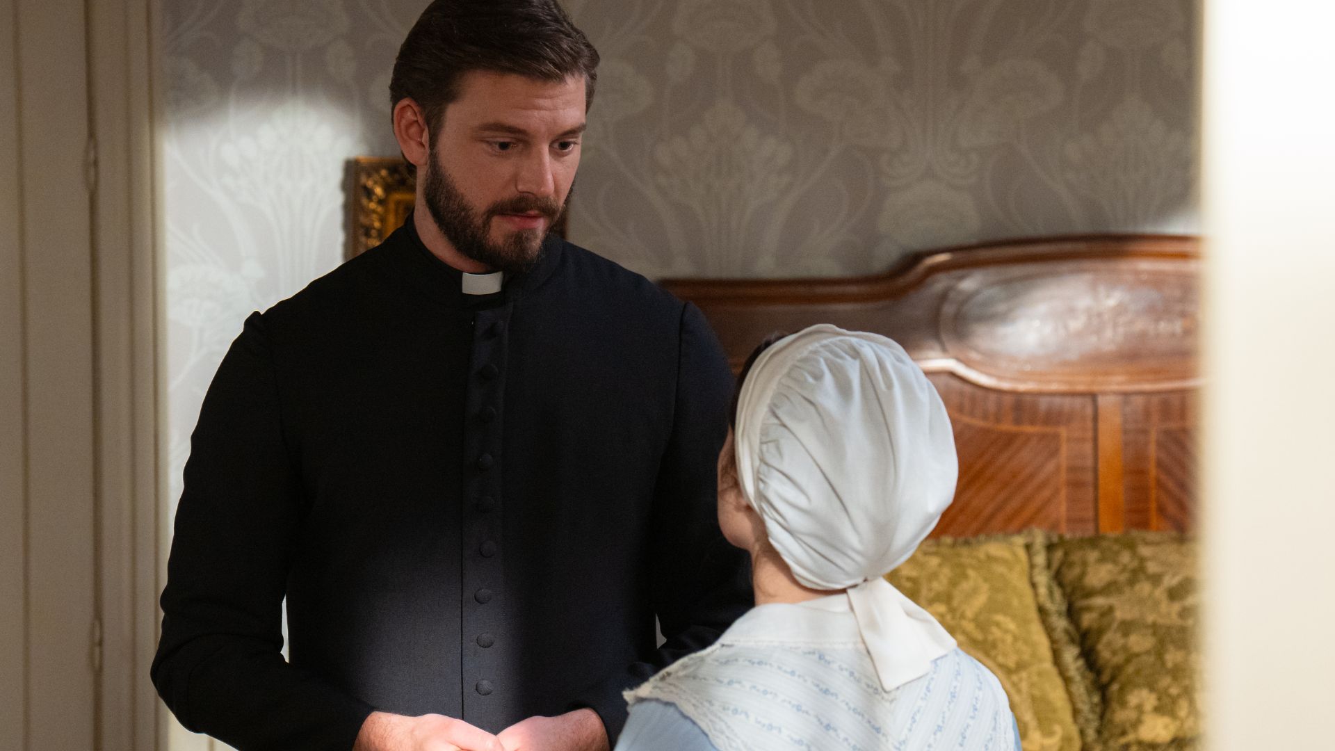 Padre Samuel in una scena de La Promessa