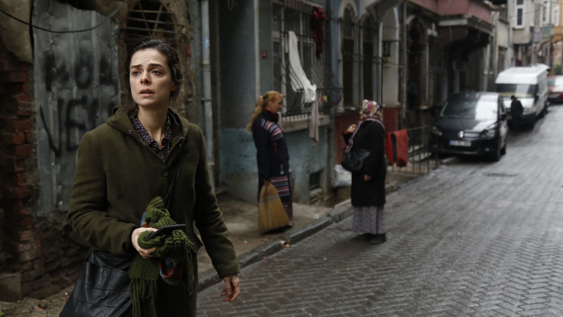 Ozge Ozpirincci (Bahar Cesmeli) in una scena de La forza di una donna 2