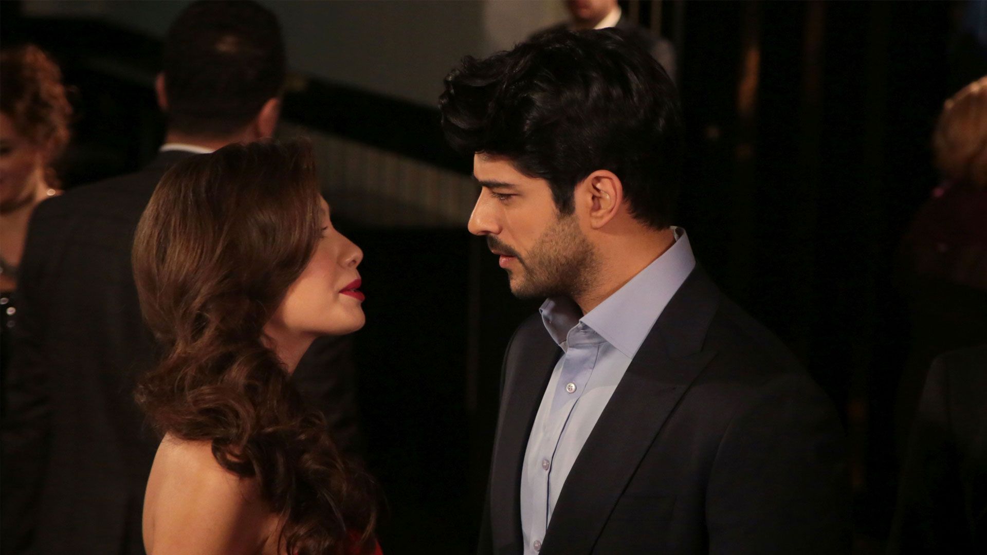 Neslihan Atagül (Nihan Sezin) e Burak Özçivit (Kemal Soydere) in Endless Love