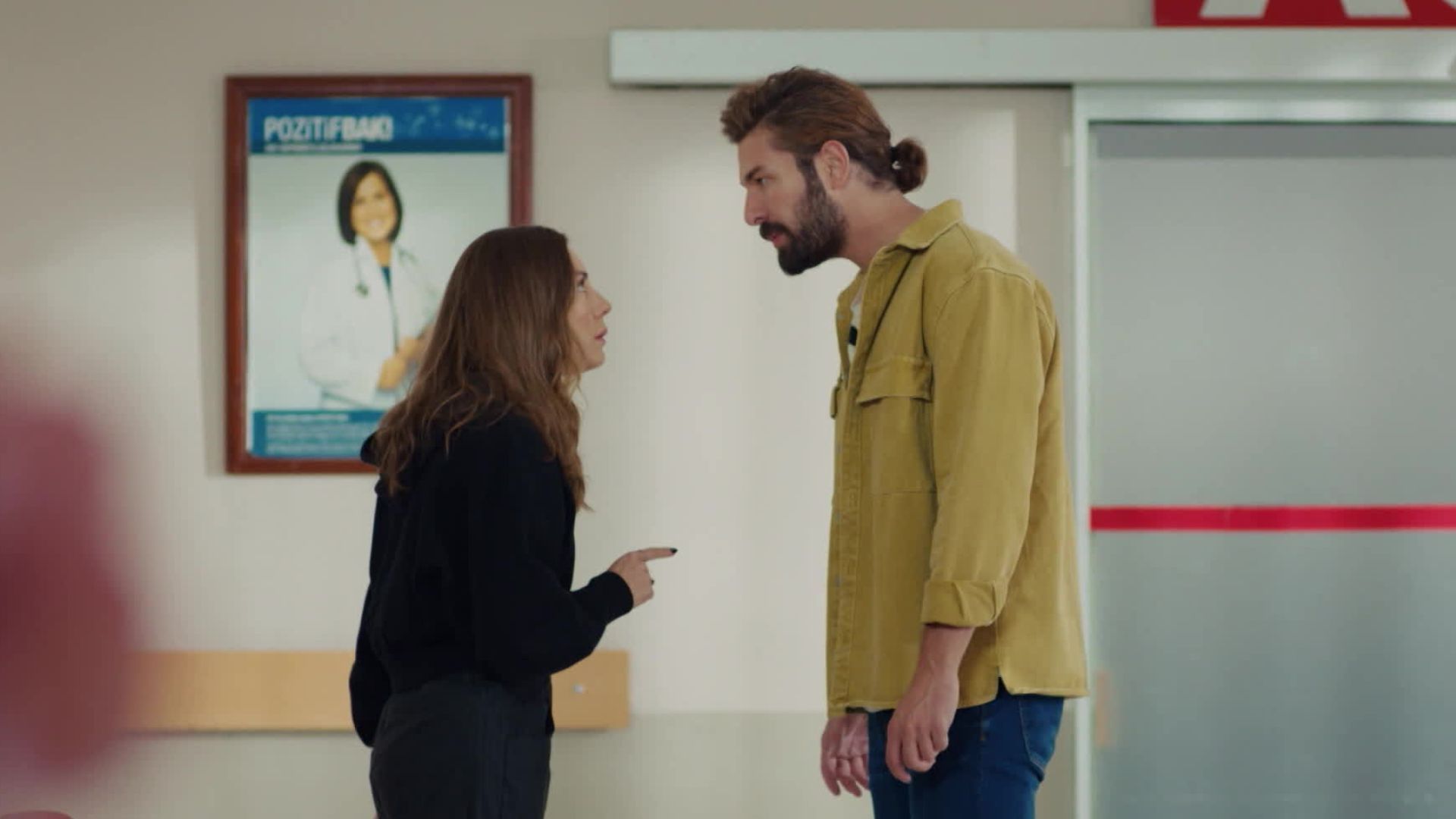 Ege Kökenli (Aylin) e Furkan Palalı (Nejat) in una scena di My Sweet Lie