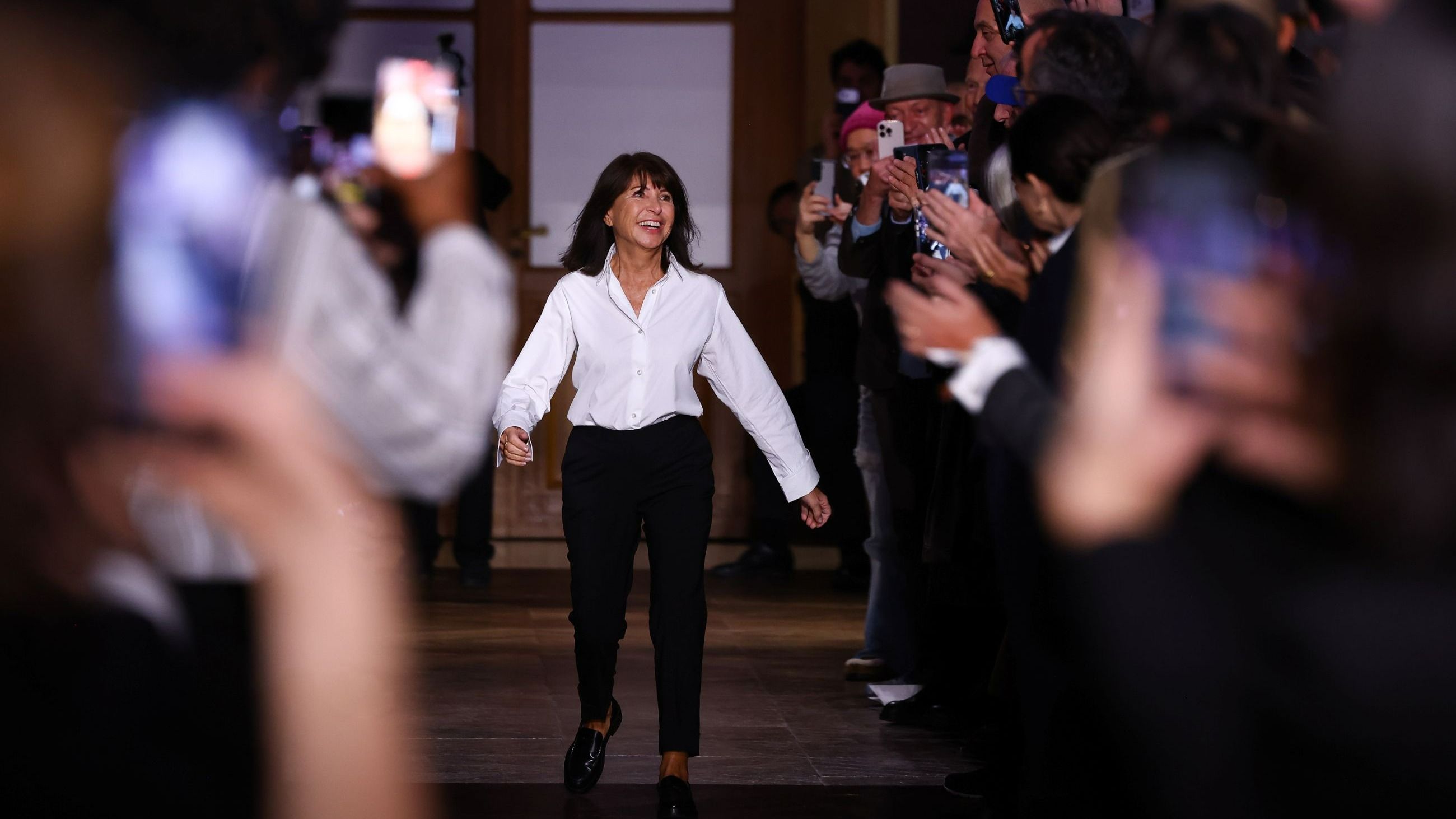 La stilista Véronique Nichanian percorre la passerella durante la sfilata di moda maschile Hermès Autunno/Inverno 2026-2027, nell’ambito della Paris Fashion Week, il 24 gennaio 2026 a Parigi, Francia - Credits: Getty Images