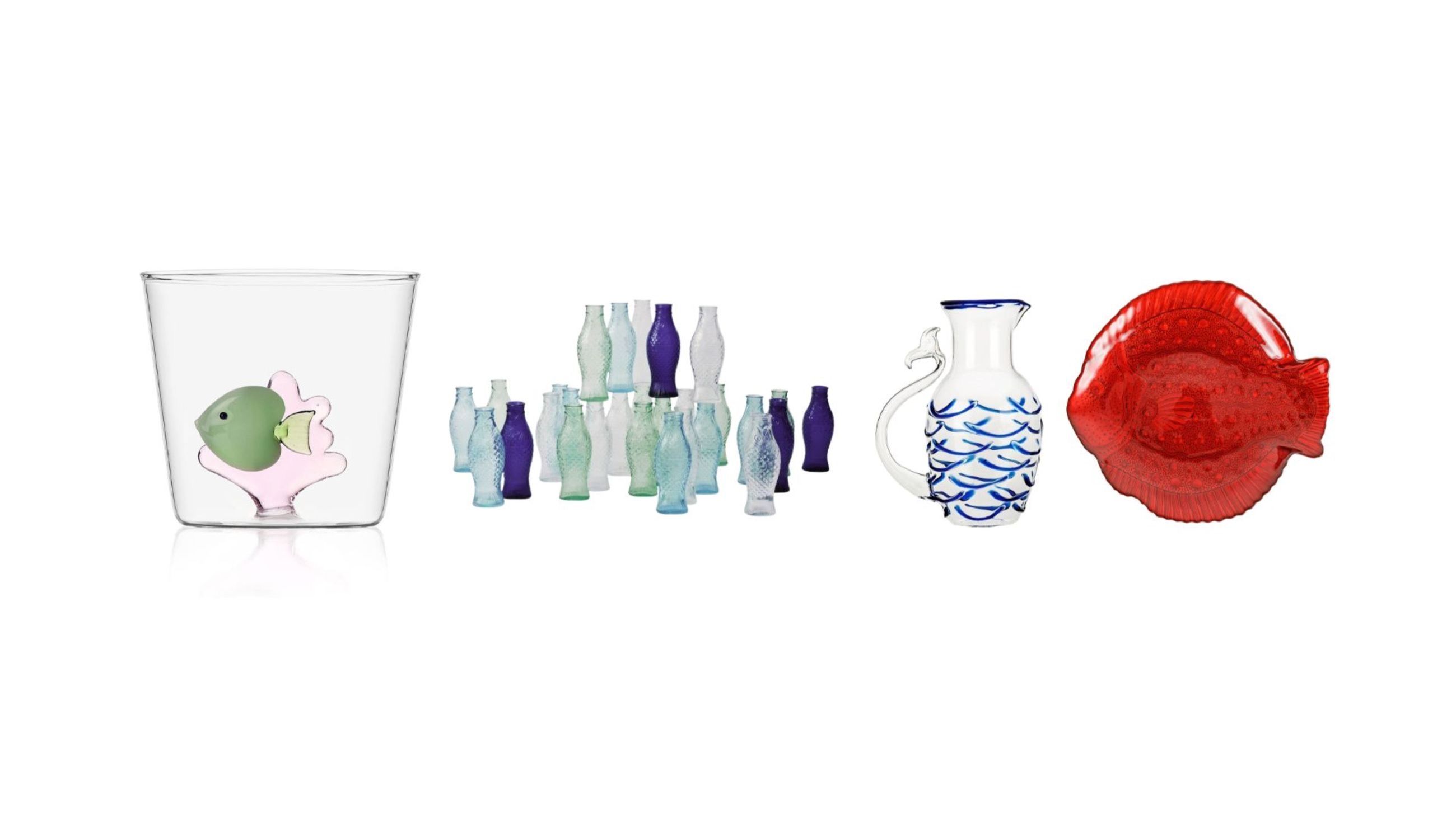 Da sinistra: Bicchieri Marine Garden, Ichendorf; Collezione Fish&Fish, Serax; Brocca Fish Tail Jug, Casarialto; Piatto pesce rosso, Coincasa - Courtesy Press Office