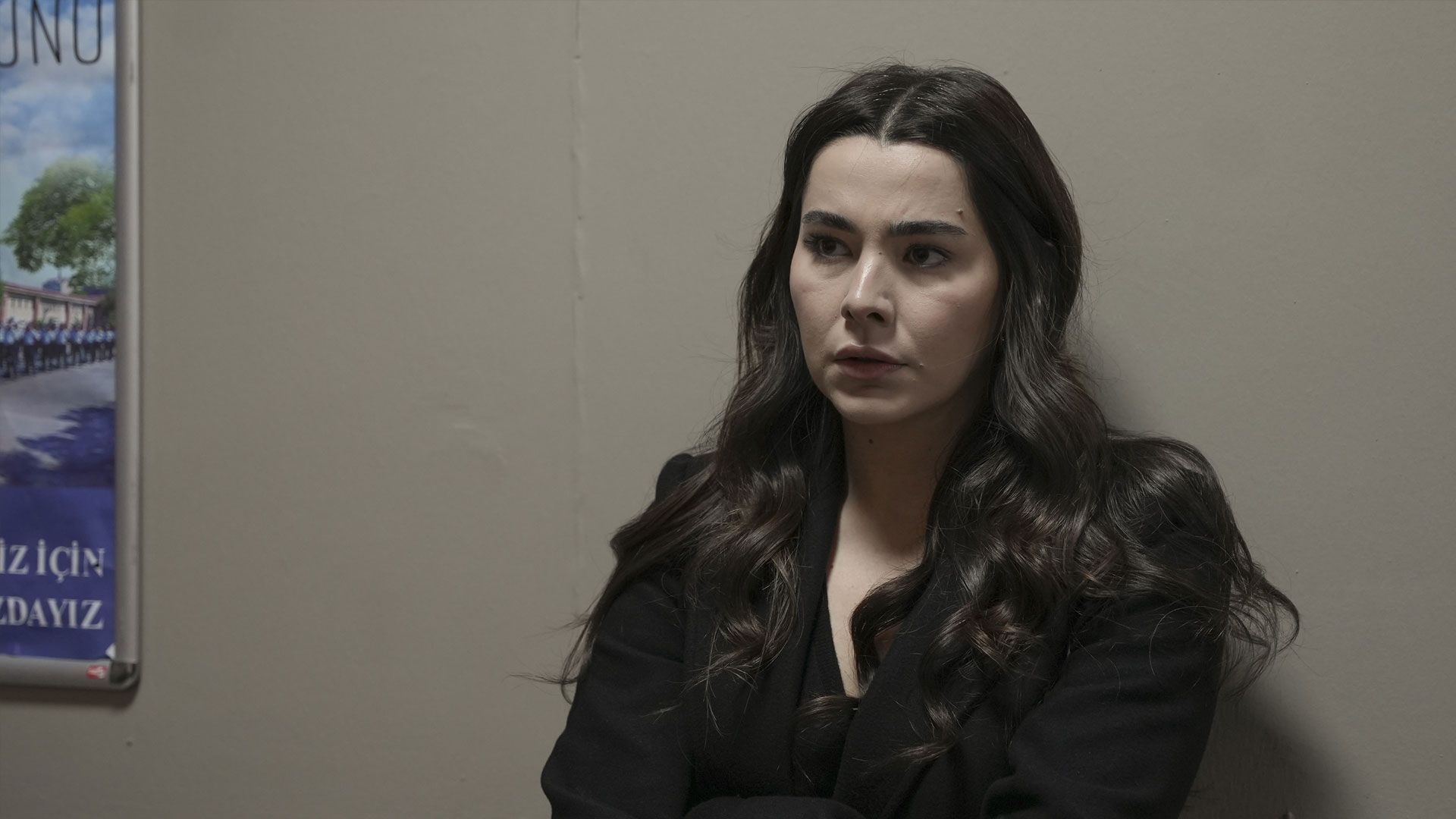 Feyza Sevil Güngör (Oylum Yenersoy) in una scena di Tradimento