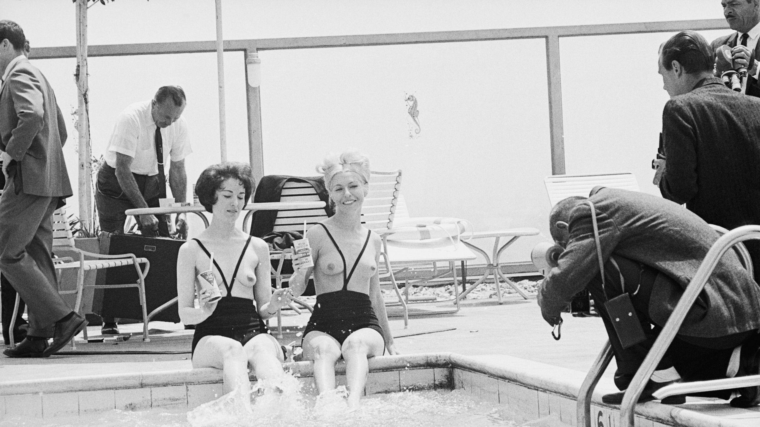 La modella Rose McWilliams indossa l'originale costume da bagno topless di Rudi Gernreich sulla terrazza del Continental Hotel di Hollywood, 1964 - Credits: Getty Images