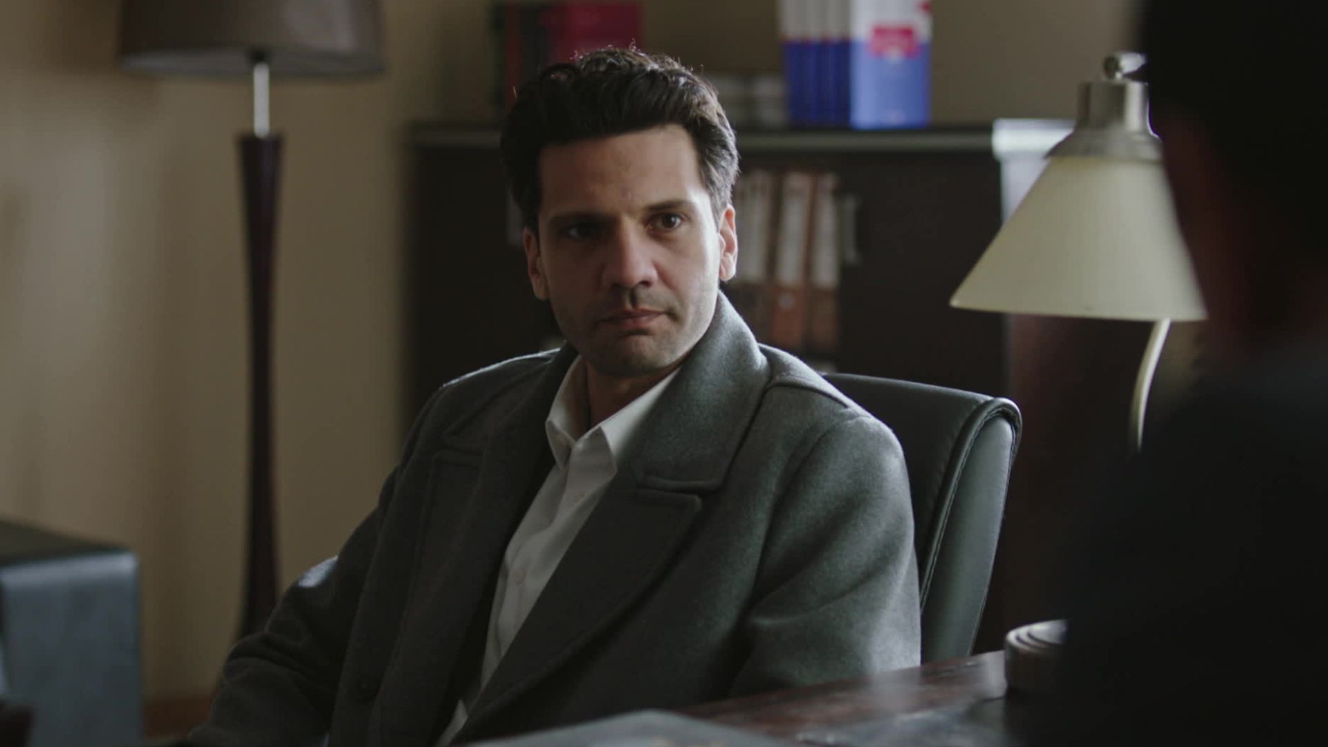 Kaan Urgancioglu (Ilgaz) in una scena di Segreti di famiglia 2