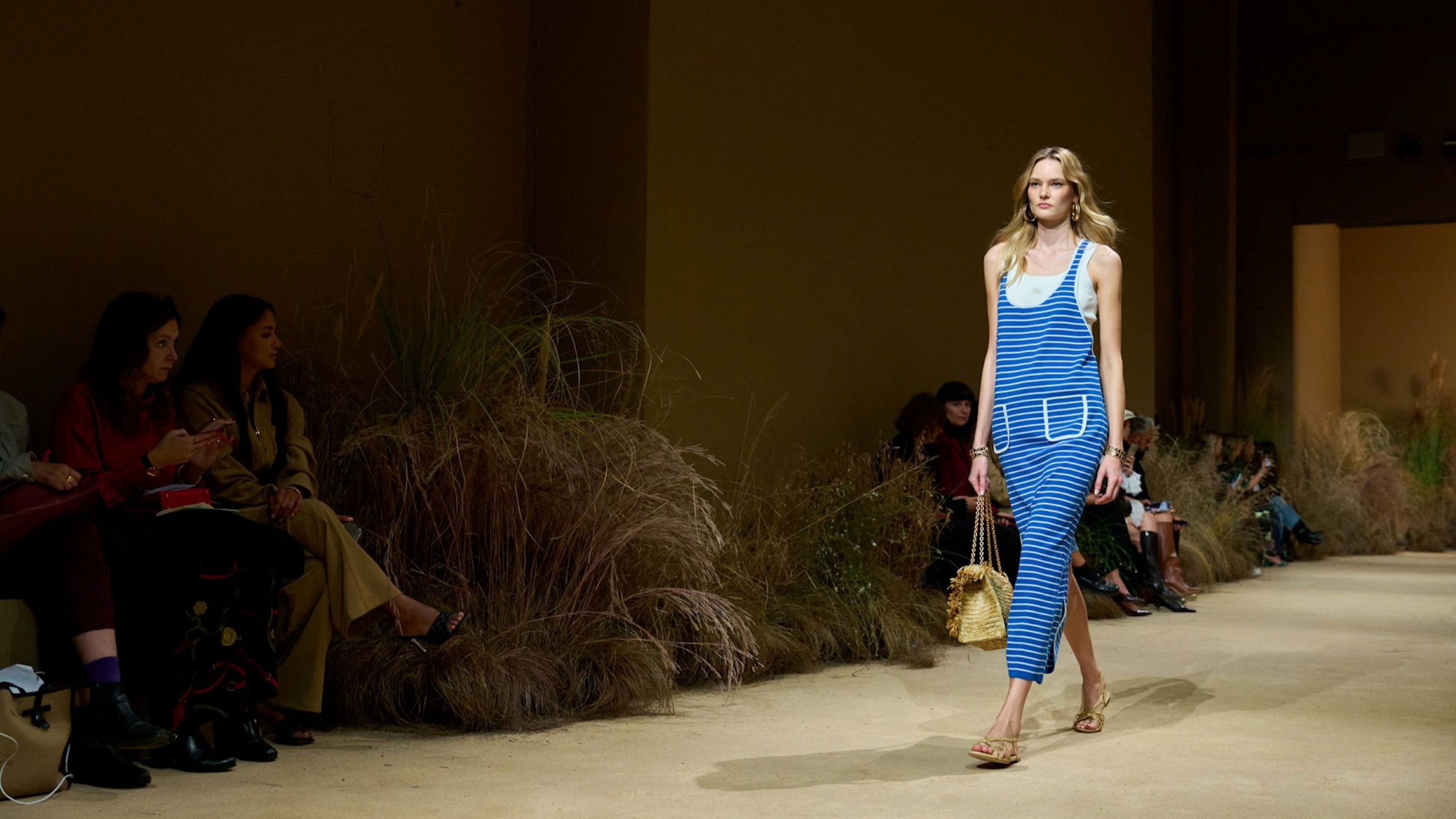 Dalla sfilata di Luisa Spagnoli SS26, un abito in cotone a righe in perfetto stile marinière: l’ideale per vivere le prime giornate nei lidi più chic, si indossa da solo o sovrapposto a una t-shirt bianca - Credits: Launchmetrics.com/Spotlight